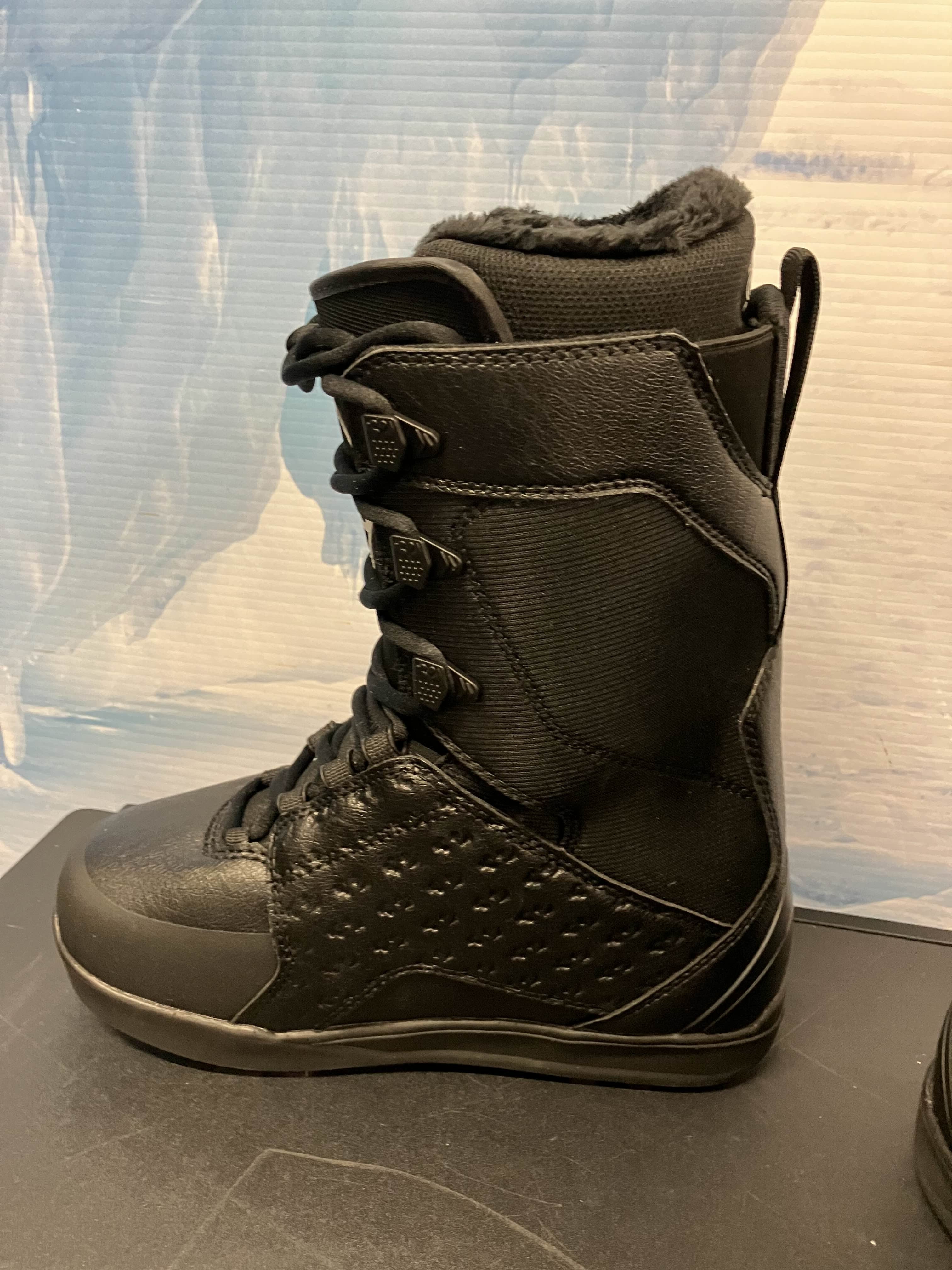 Lightly Used 2026 Thirtytwo Lashed Lace Black Women's Snowboard Boot - 7.0W US