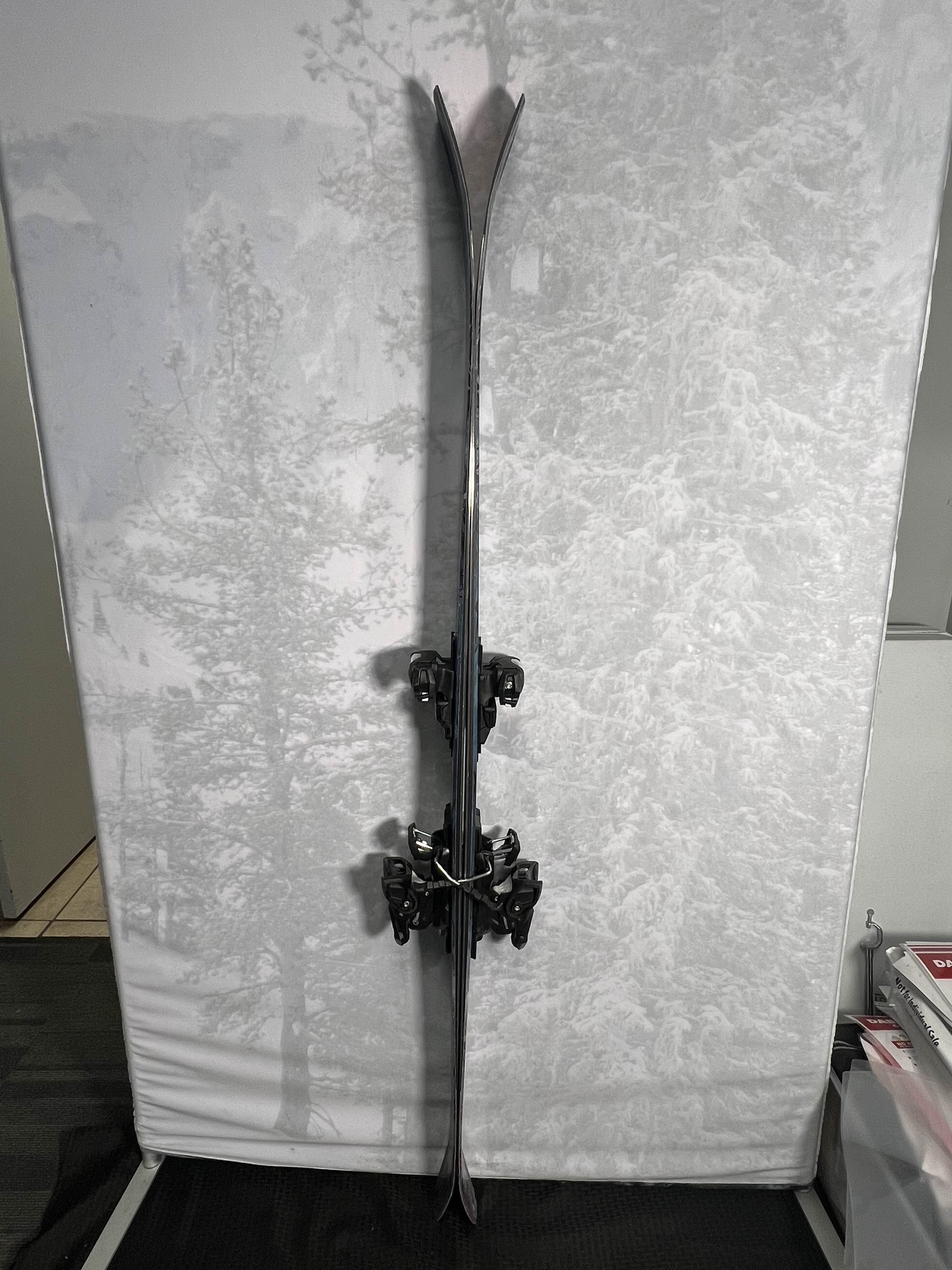 Lightly Used 2023 Atomic Bent Chetler 90 175cm Skis with Adjustable tyrolia MN 14 Bindings