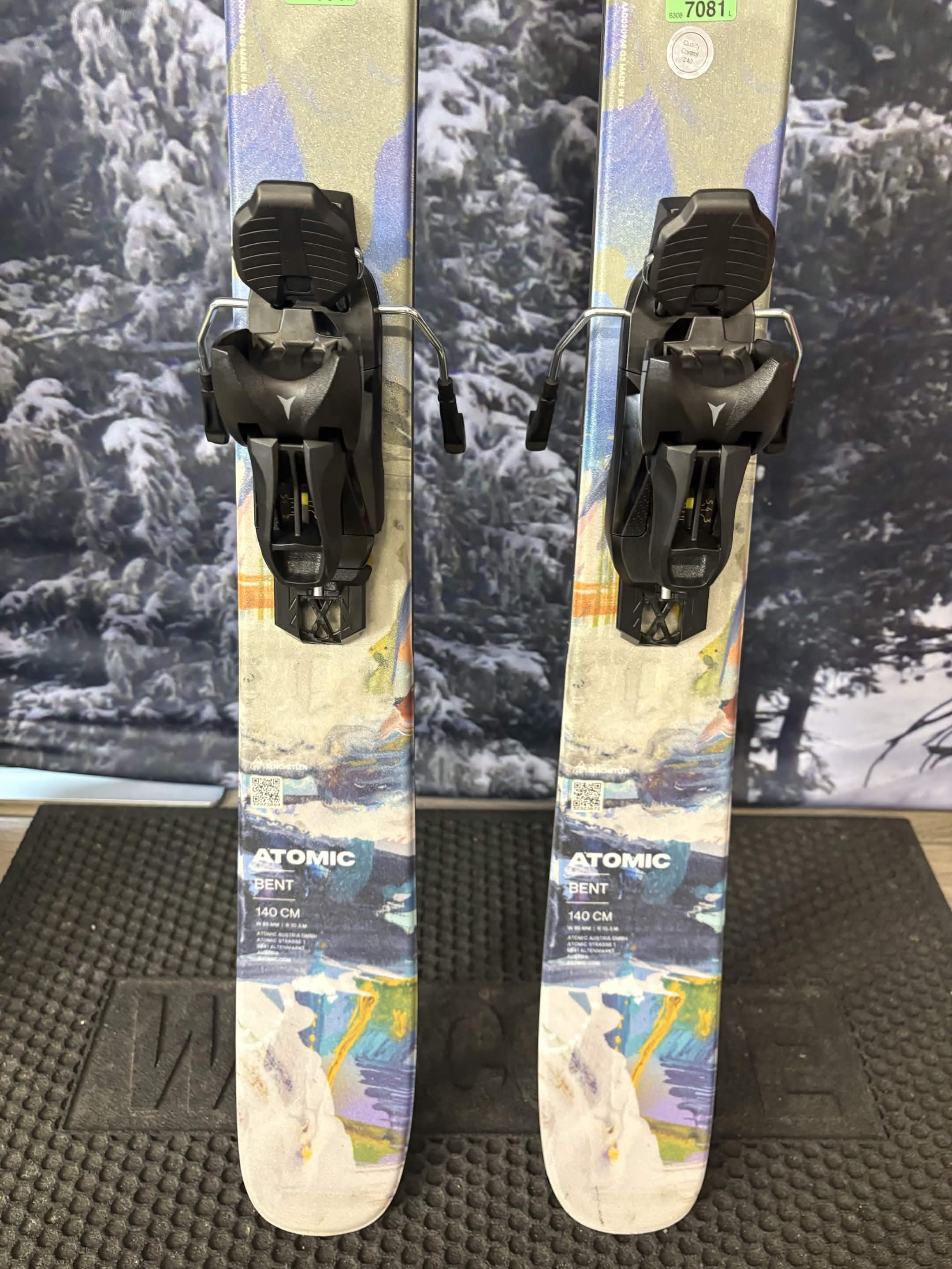 Atomic Bent Jr 140cm Skis w/ Atomic L6 GW SYS ATO Demo Binding - New 2027