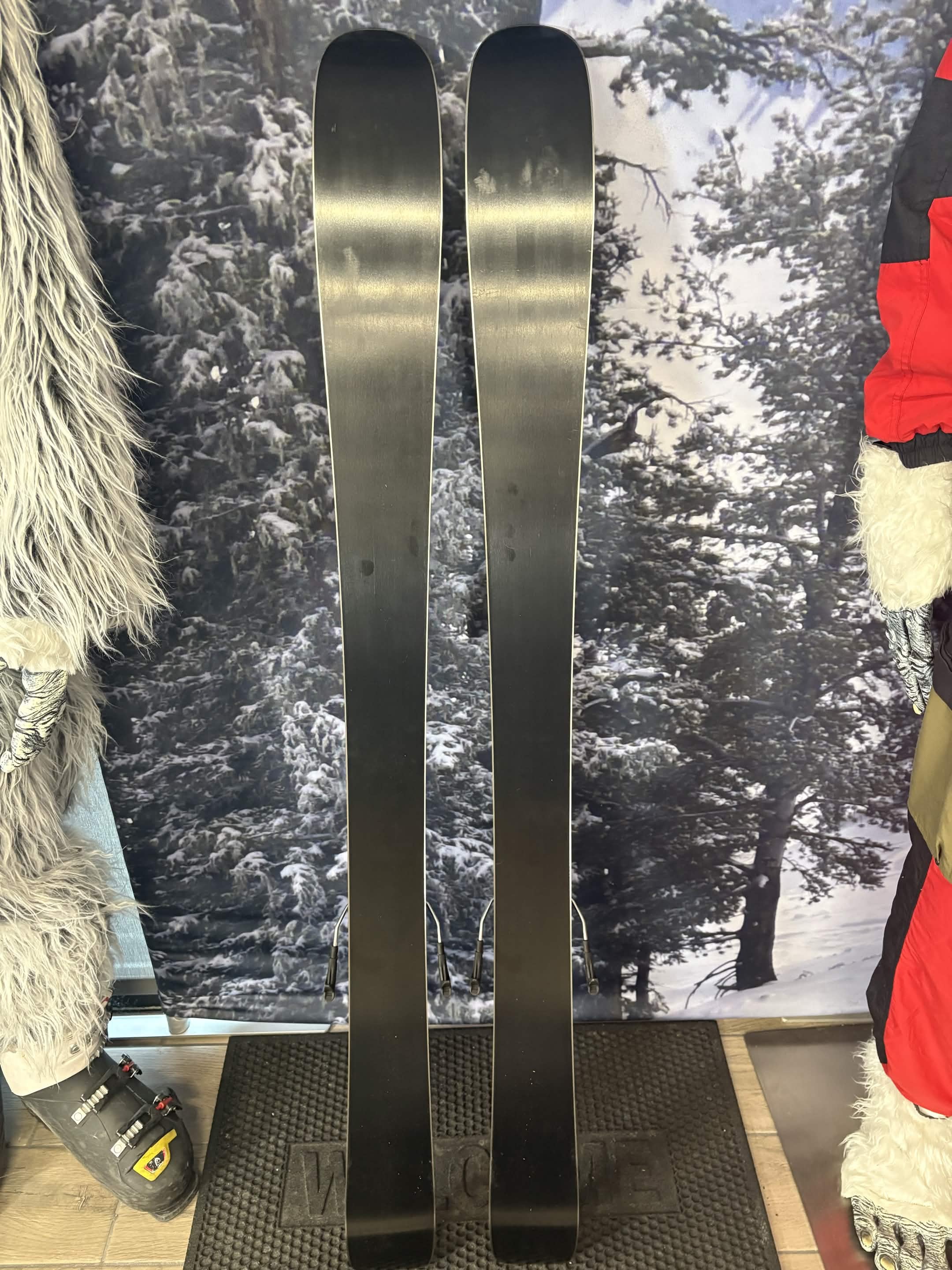 Atomic Bent Jr 140cm Skis w/ Atomic L6 GW SYS ATO Demo Binding - New 2027