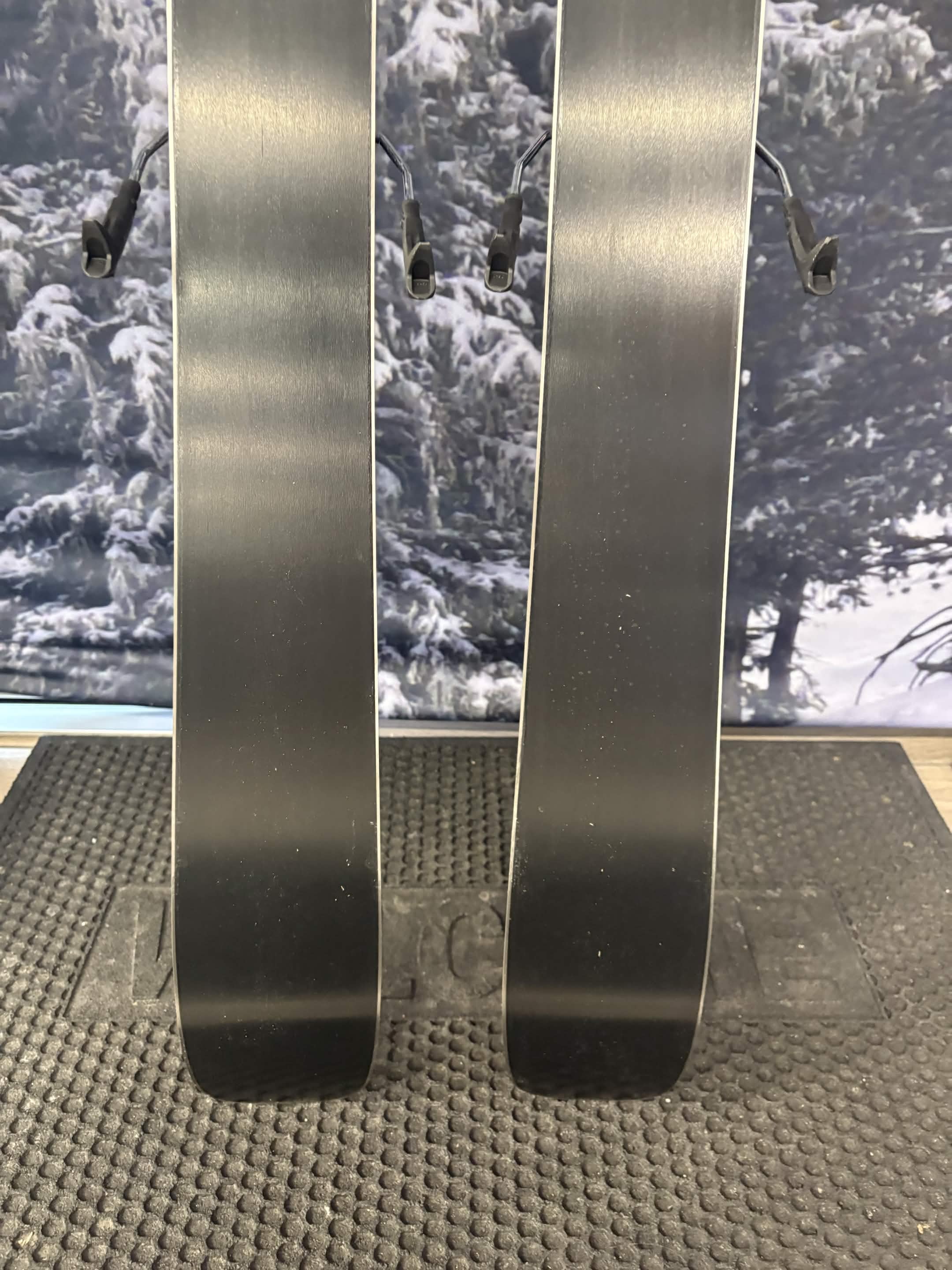 Atomic Bent Jr 140cm Skis w/ Atomic L6 GW SYS ATO Demo Binding - New 2027