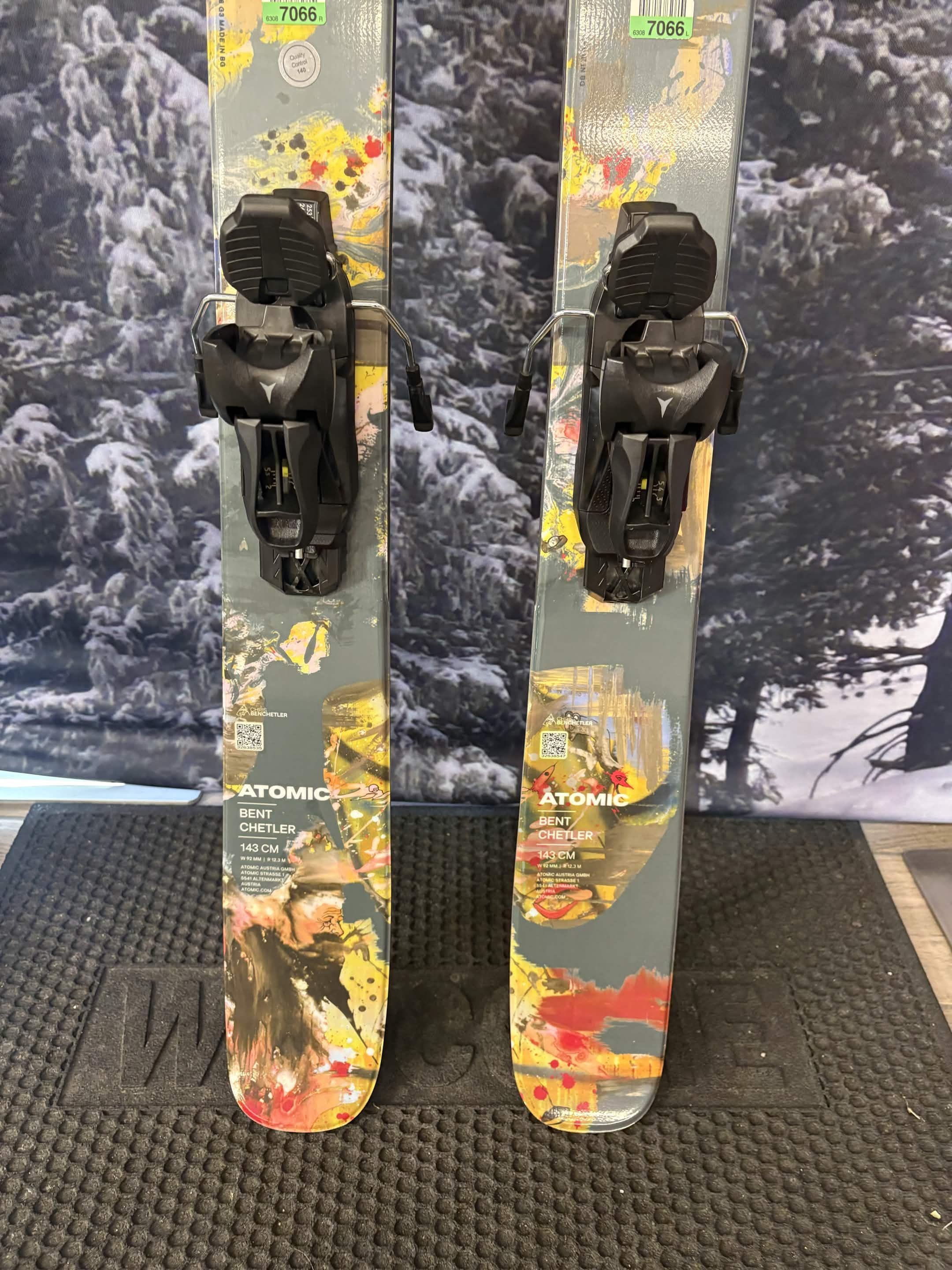 Atomic Bent Mini 143cm Skis w/ ATOMIC L6 GW SYS ATO Demo Binding - New 2027