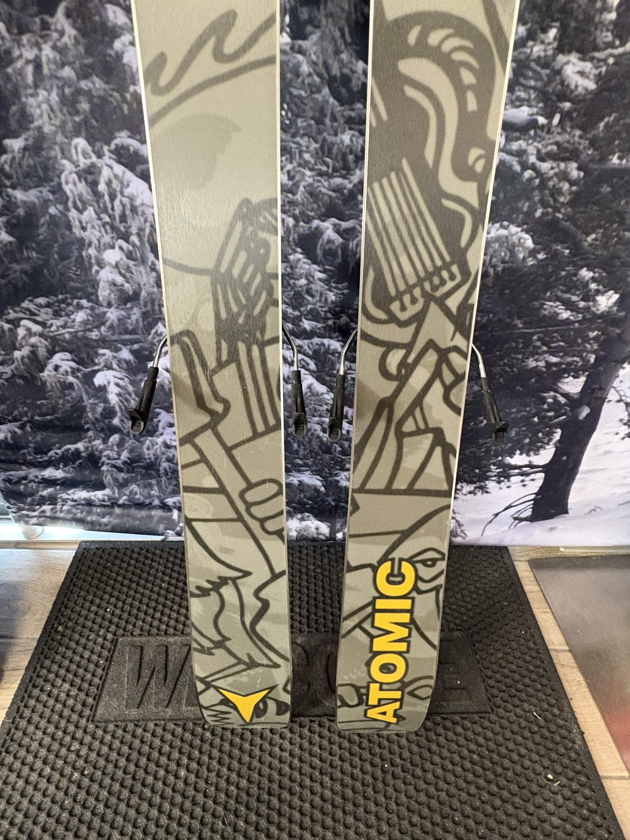 Atomic Bent Mini 143cm Skis w/ ATOMIC L6 GW SYS ATO Demo Binding - New 2027
