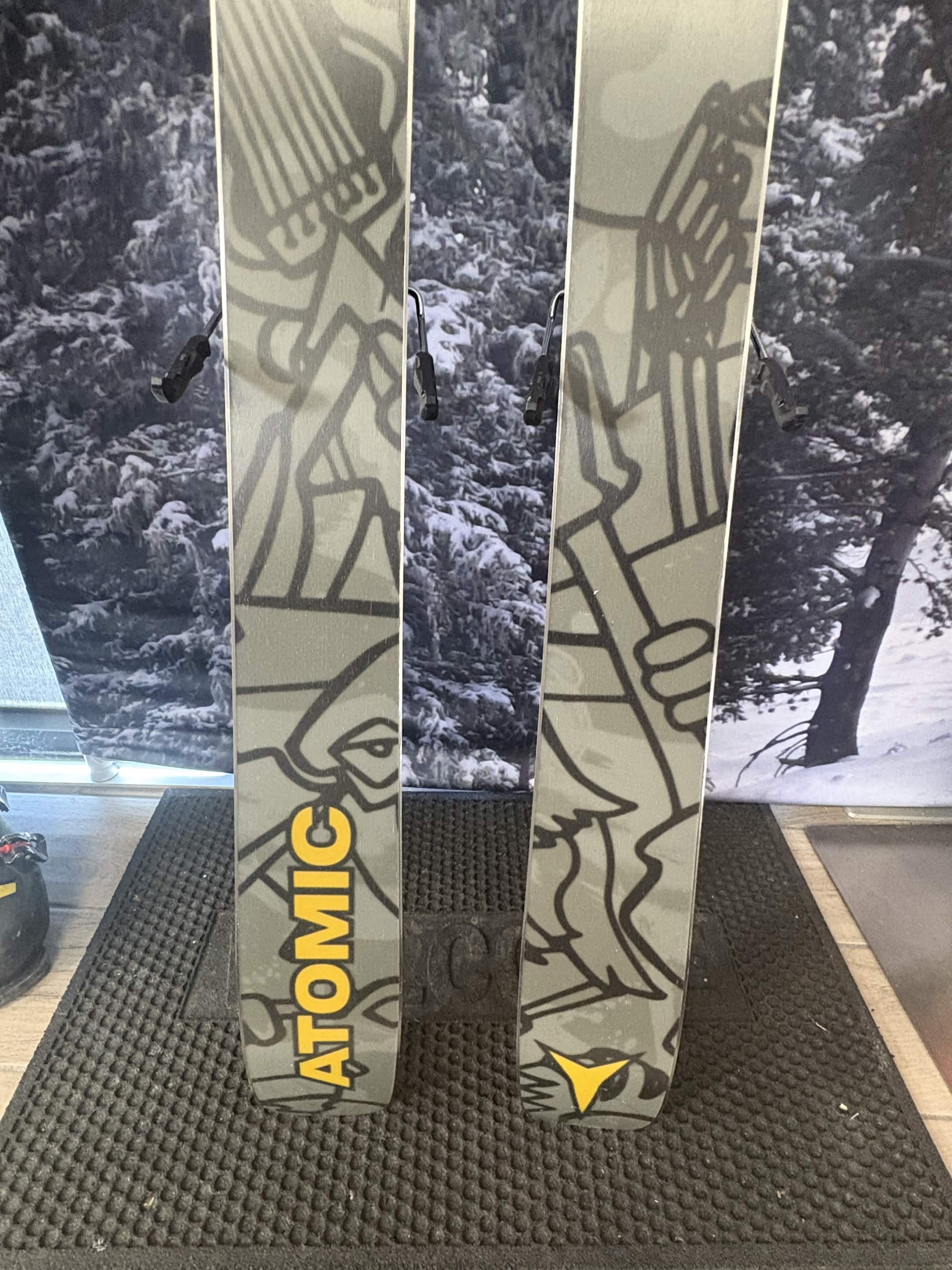 Atomic Bent Mini 163cm Skis w/ ATOMIC M10 GW SYS ATO Demo Binding -New 2027