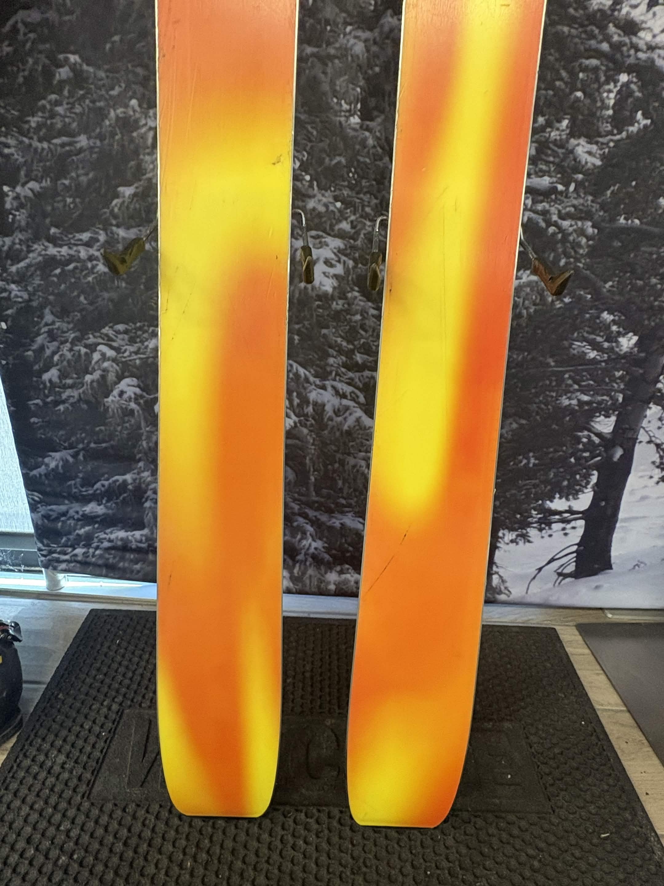 Salomon QST 106 173cm Skis w/ ATOMIC NR Strive 11 GW Demo Binding - Used 2024