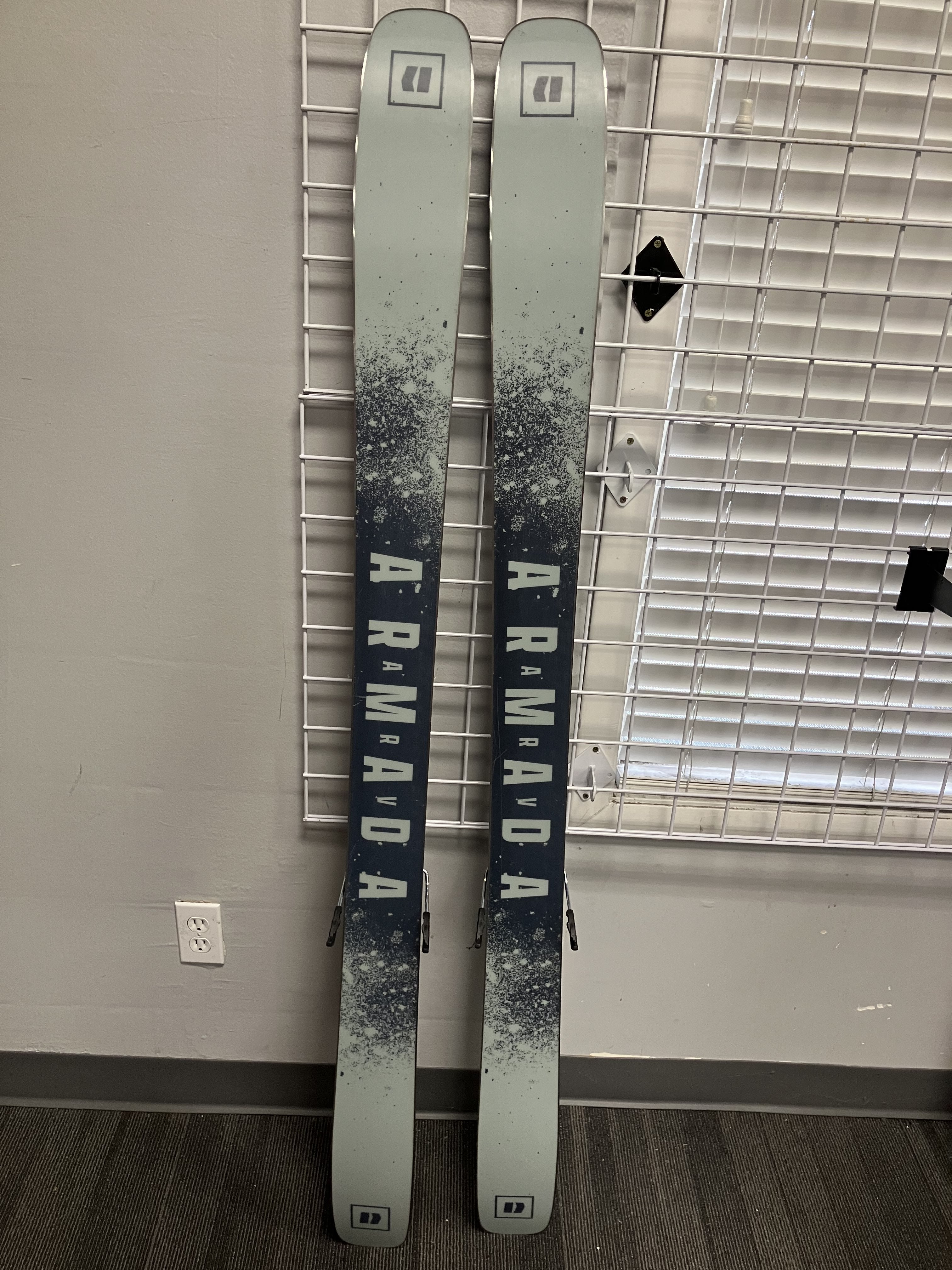 Used Armada Arv 100 165cm Skis w/ Atomic Strive 11 Bindings
