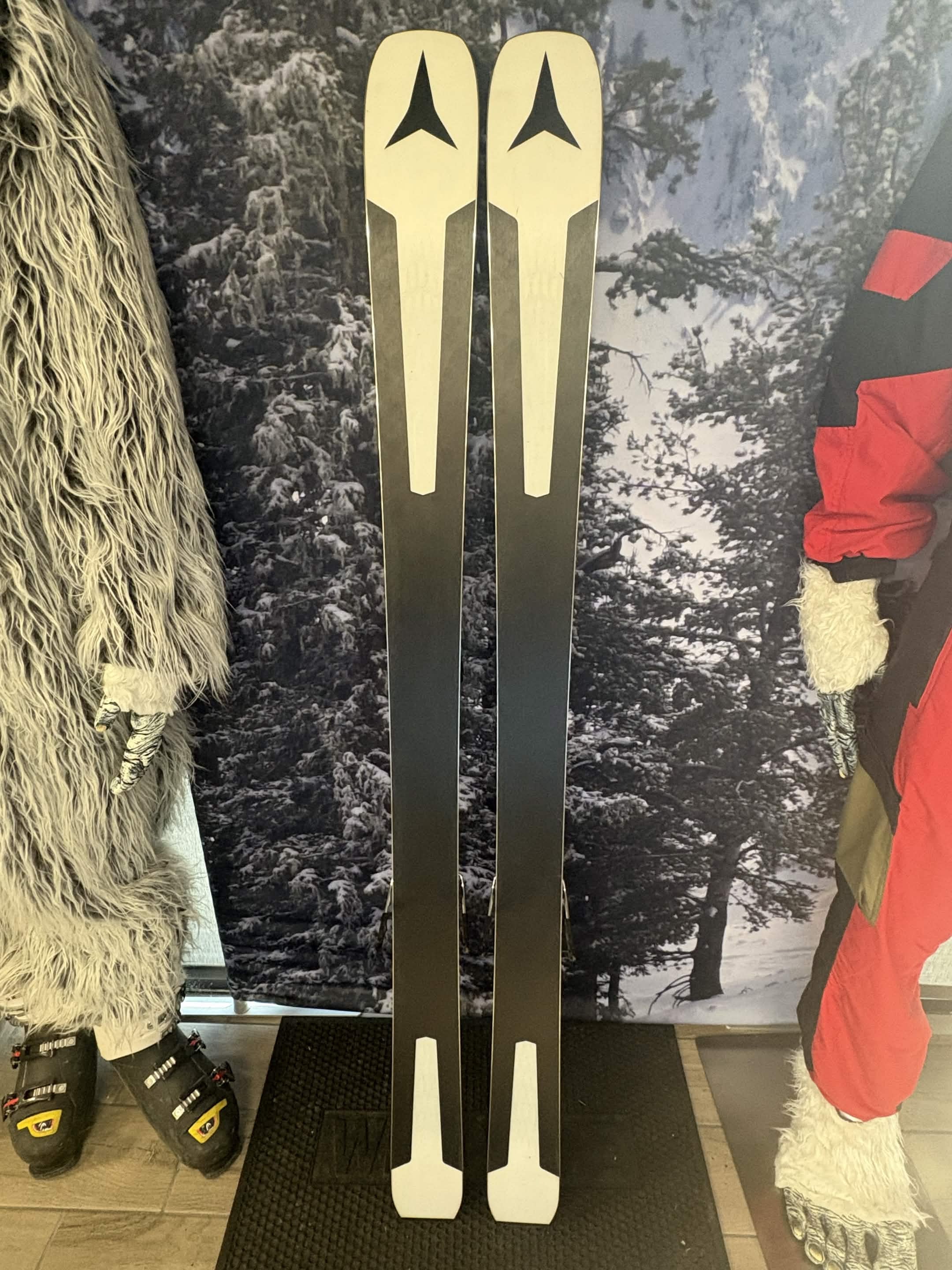 Atomic Vantage 90 Ti 161cm Skis w/ ATOMIC Warden 11 MNC Demo Binding - Used