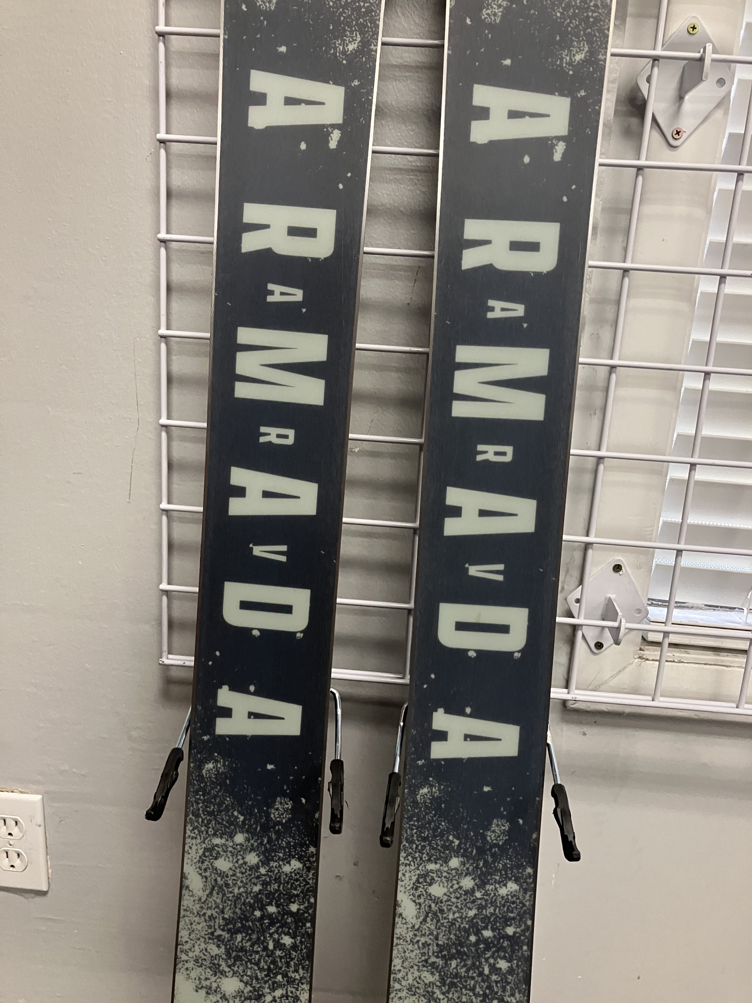 Used Armada Arv 100 172cm Skis w/ Atomic Strive 11 Bindings