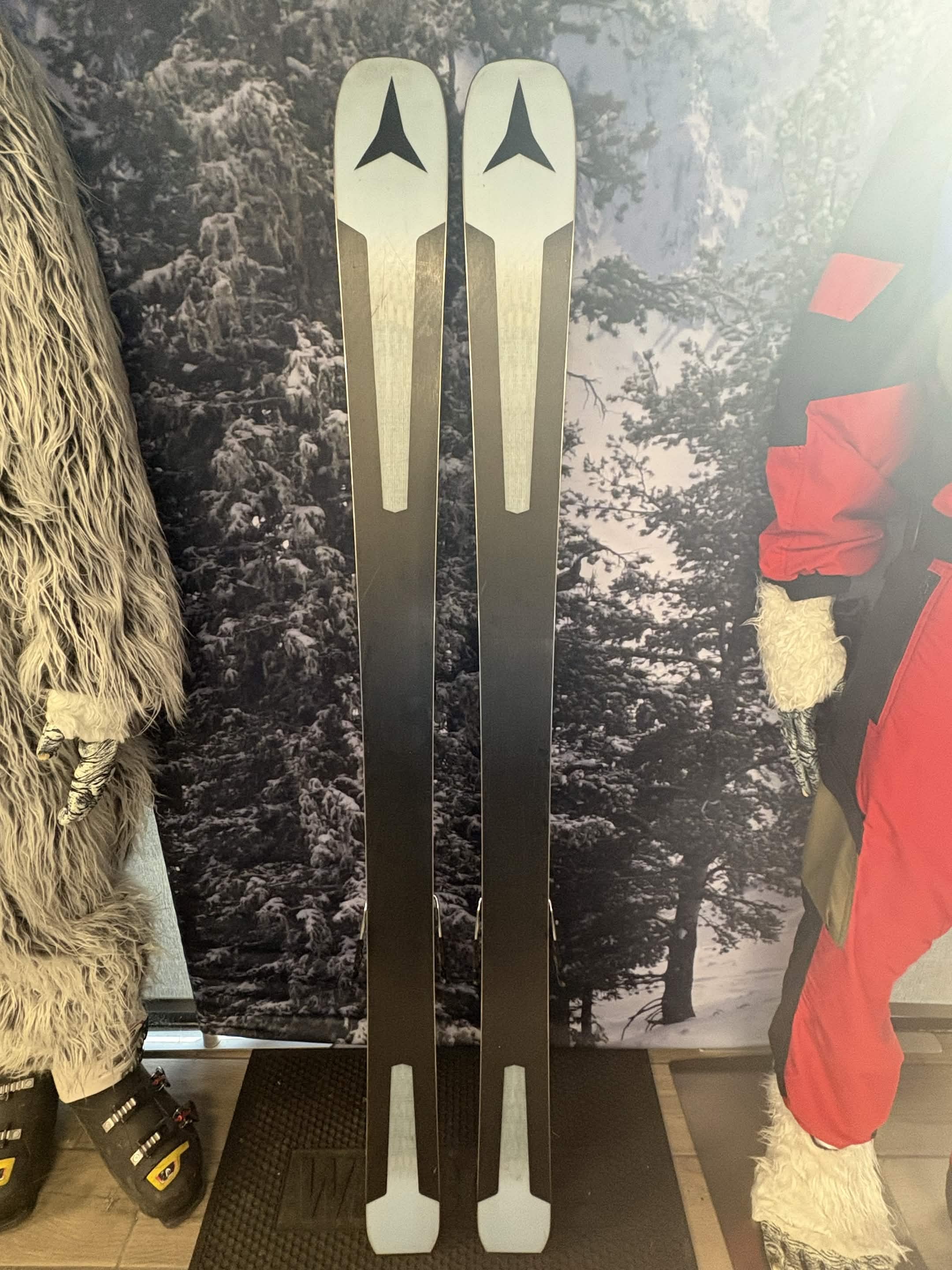 Atomic Vantage 90 Ti W 161cm Skis w/ SALOMON WARDEN 11 Demo Binding - Used
