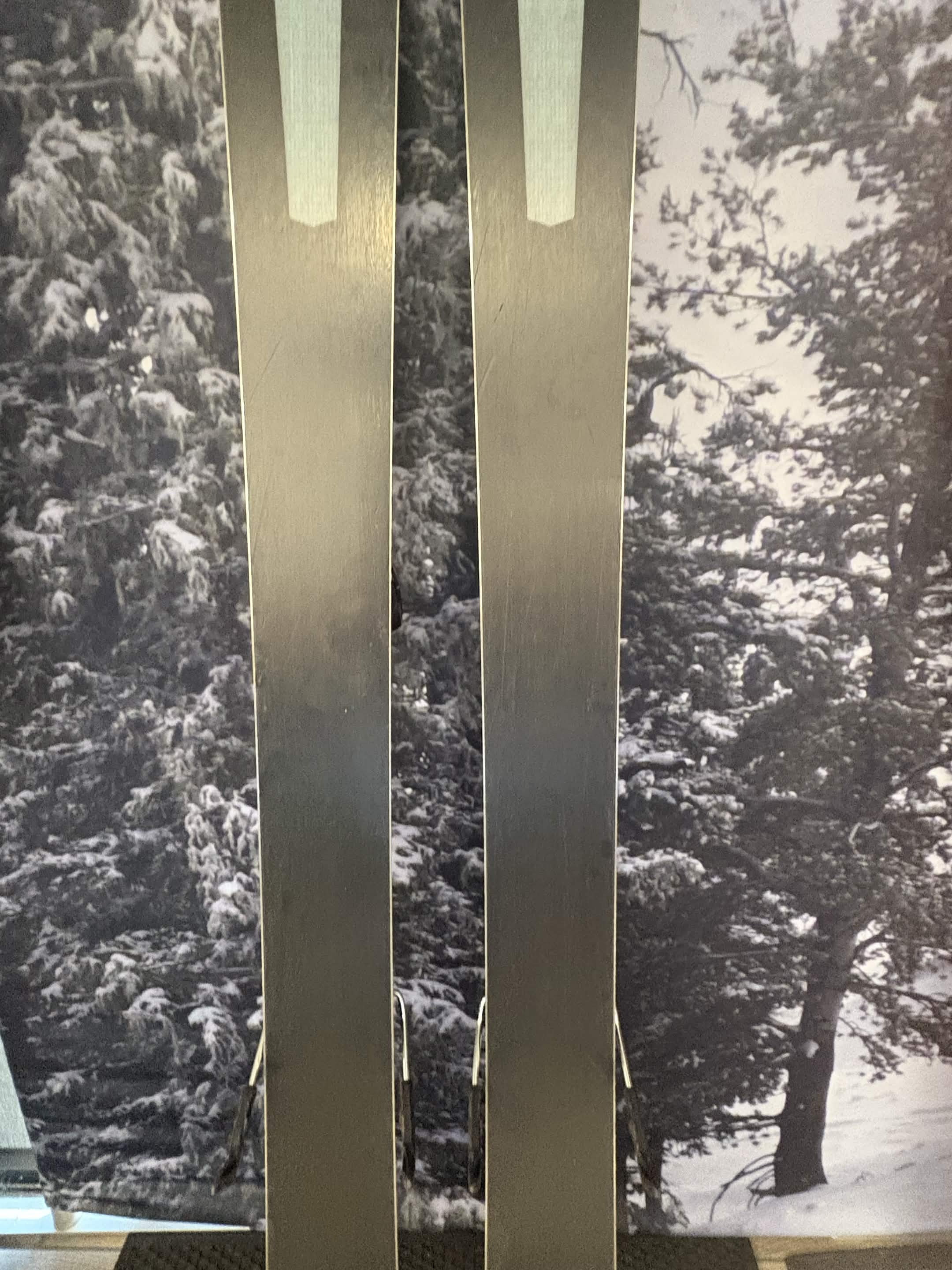 Atomic Vantage 90 Ti W 161cm Skis w/ SALOMON WARDEN 11 Demo Binding - Used