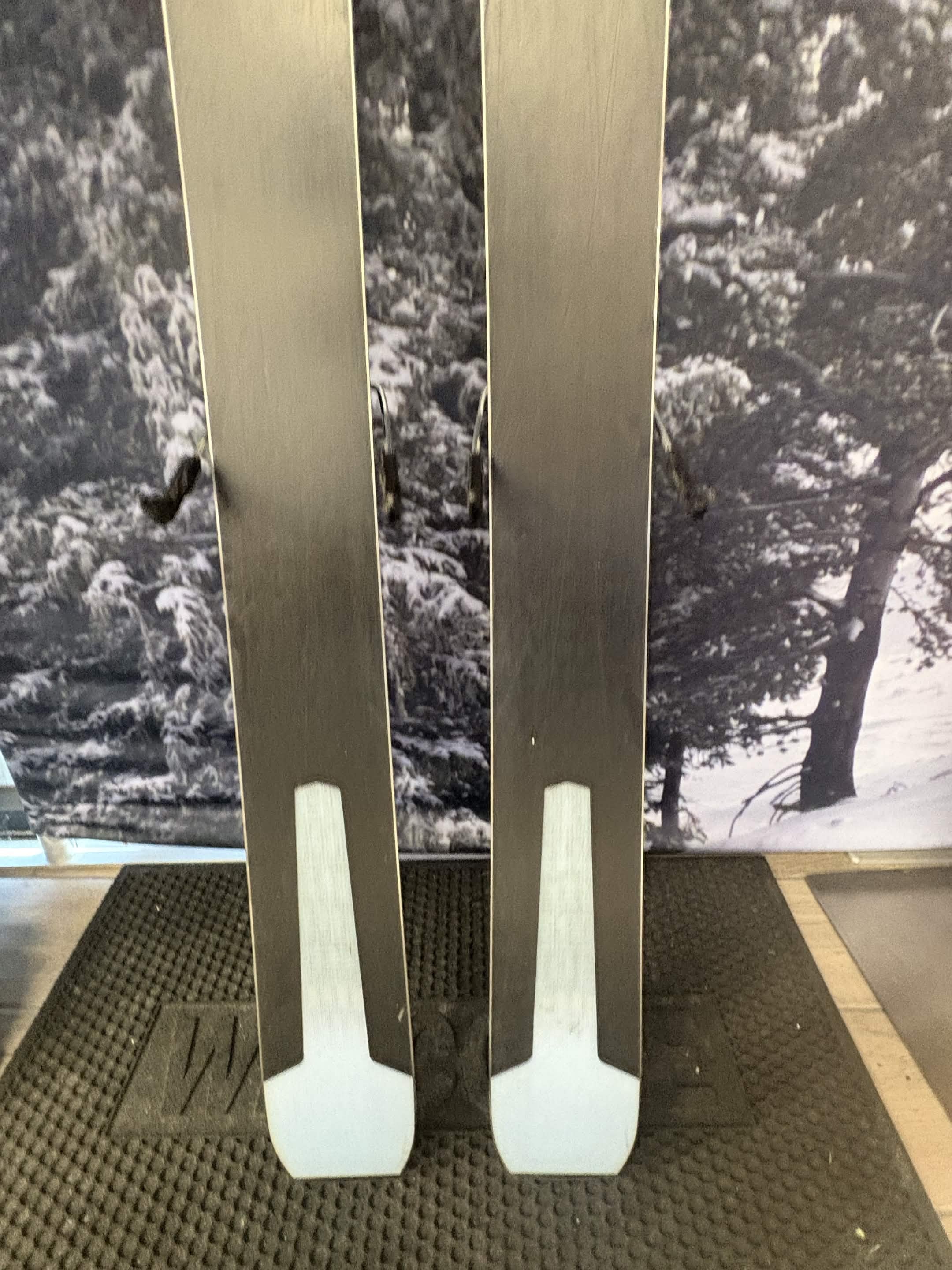 Atomic Vantage 90 Ti W 161cm Skis w/ SALOMON WARDEN 11 Demo Binding - Used