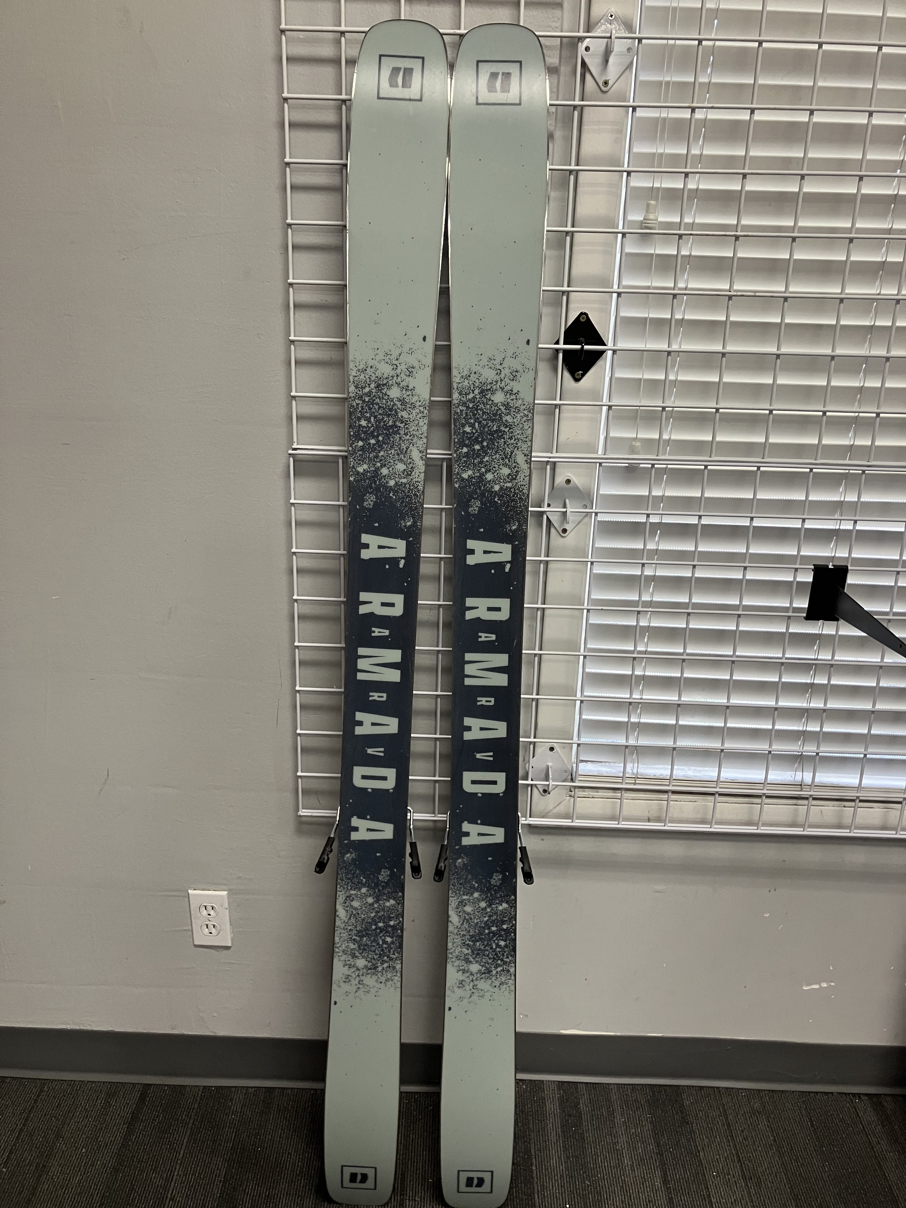 Used Armada Arv 100 179cm Skis w/ Atomic Strive 11 Bindings