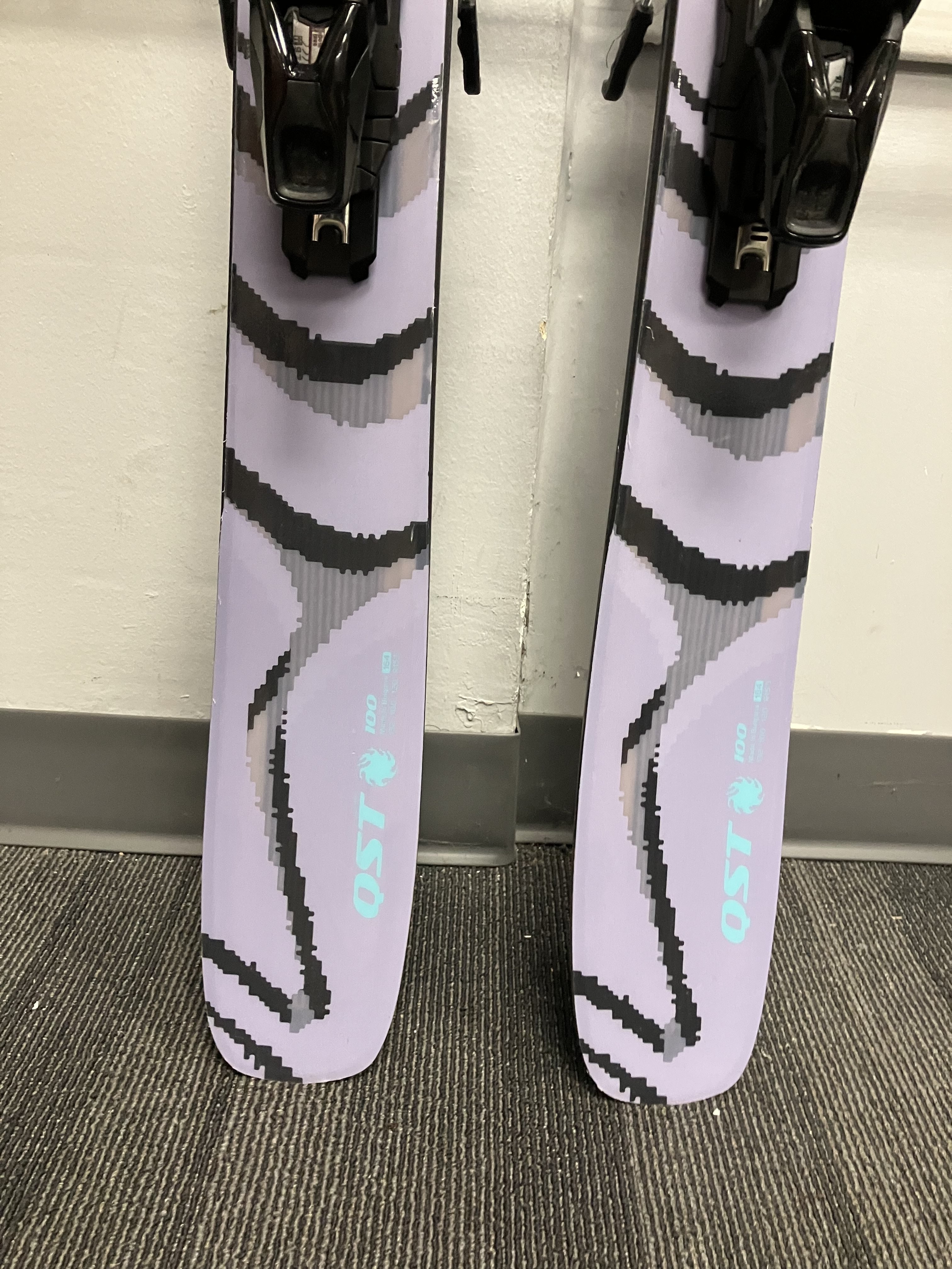 Salomon QST 100 164cm Skis w/ SALOMON NR Strive 11 GW SAL Demo Binding - Lightly Used (2026)