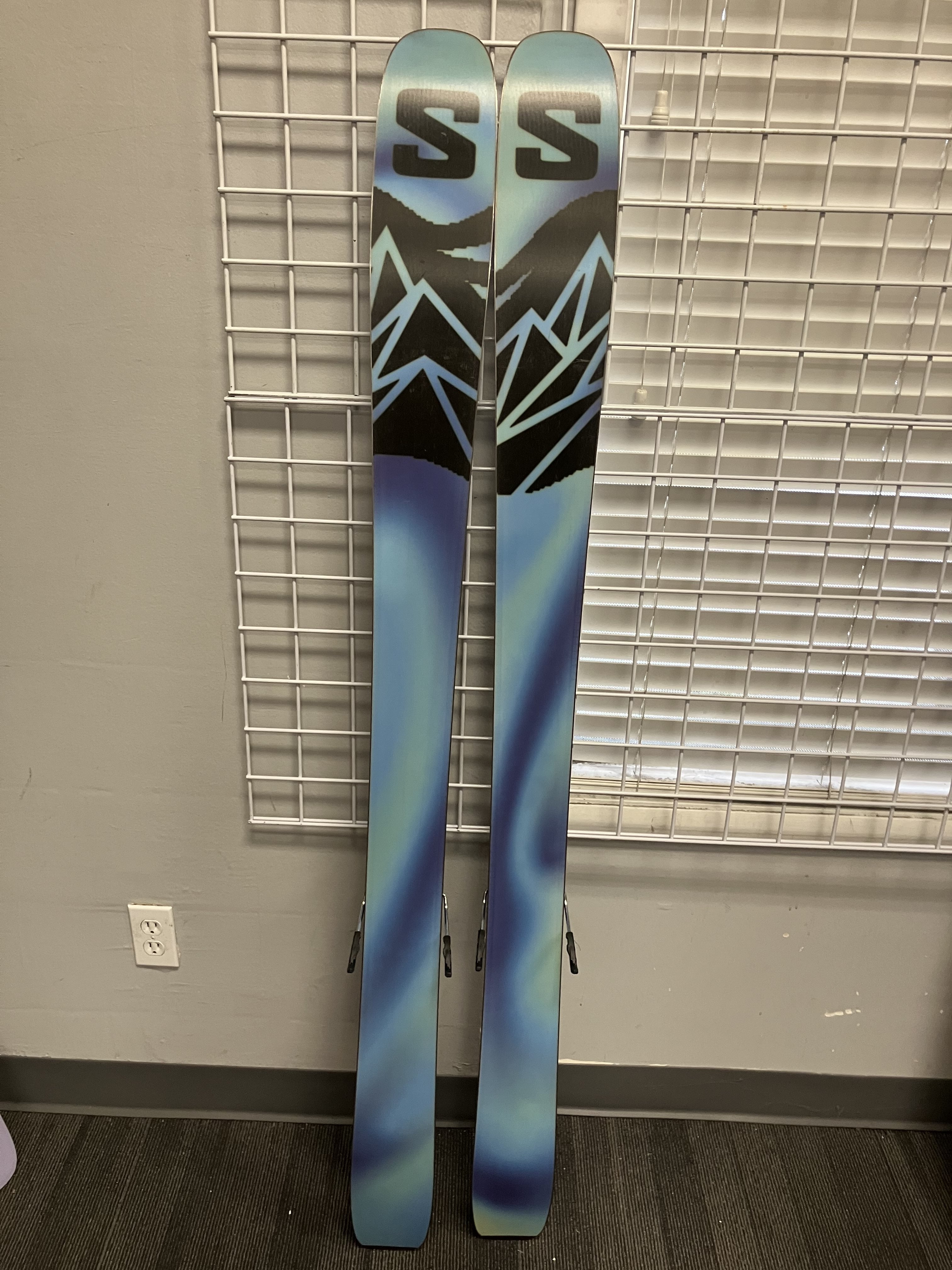 Salomon QST 100 164cm Skis w/ SALOMON NR Strive 11 GW SAL Demo Binding - Lightly Used (2026)
