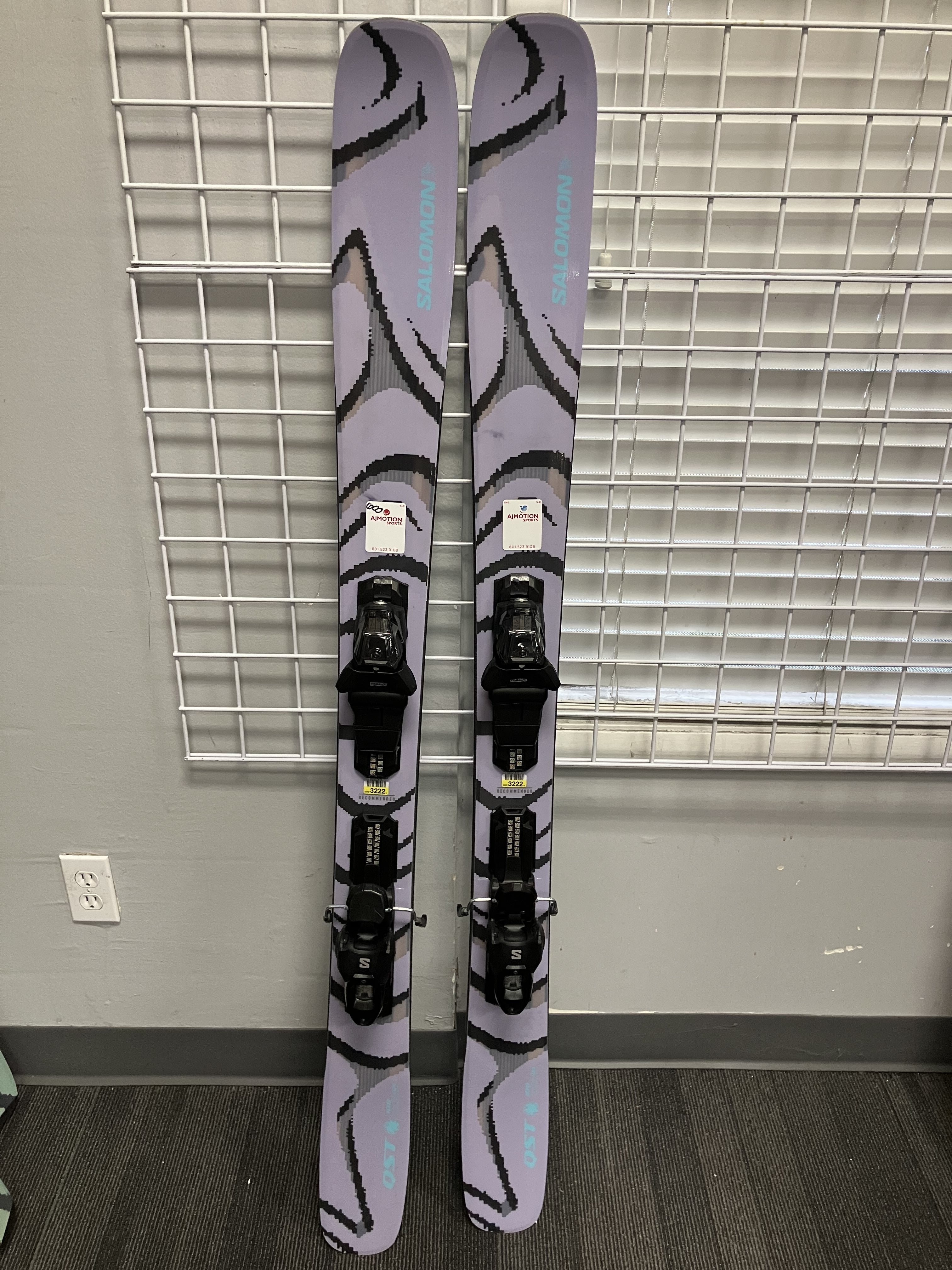 Salomon QST 100 148cm Skis w/ SALOMON NR M10 GW Demo Binding