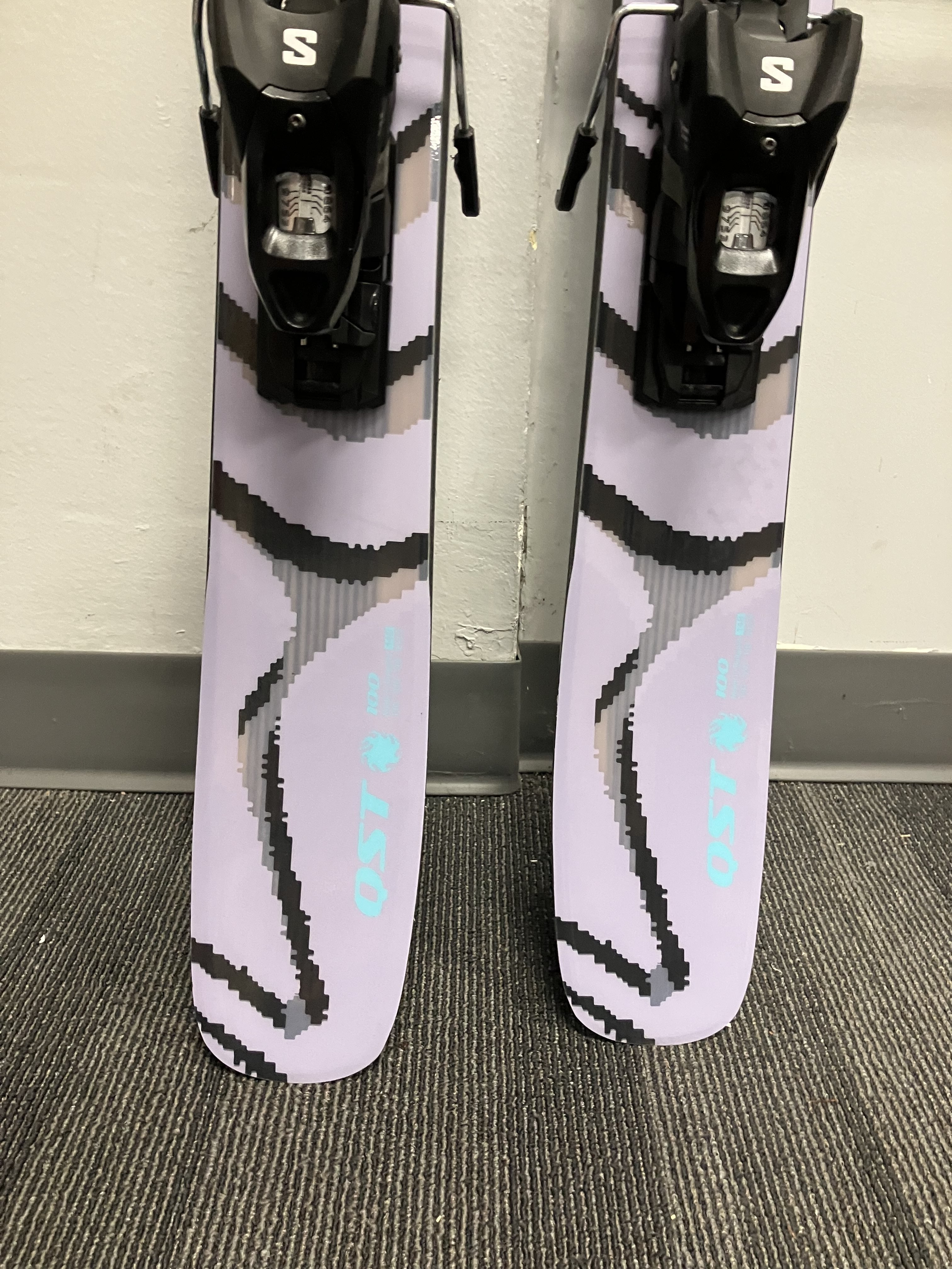 Salomon QST 100 148cm Skis w/ SALOMON NR M10 GW Demo Binding