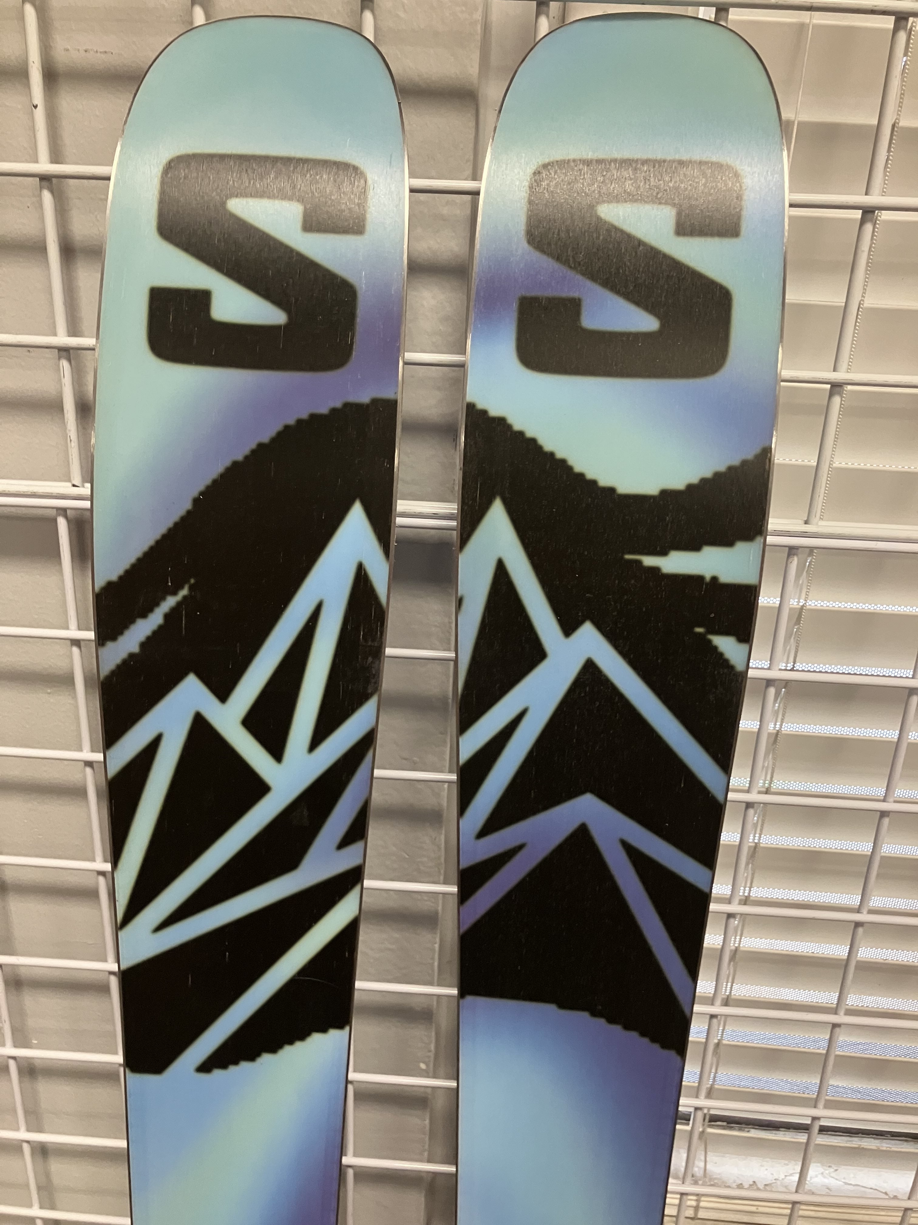 Salomon QST 100 148cm Skis w/ SALOMON NR M10 GW Demo Binding
