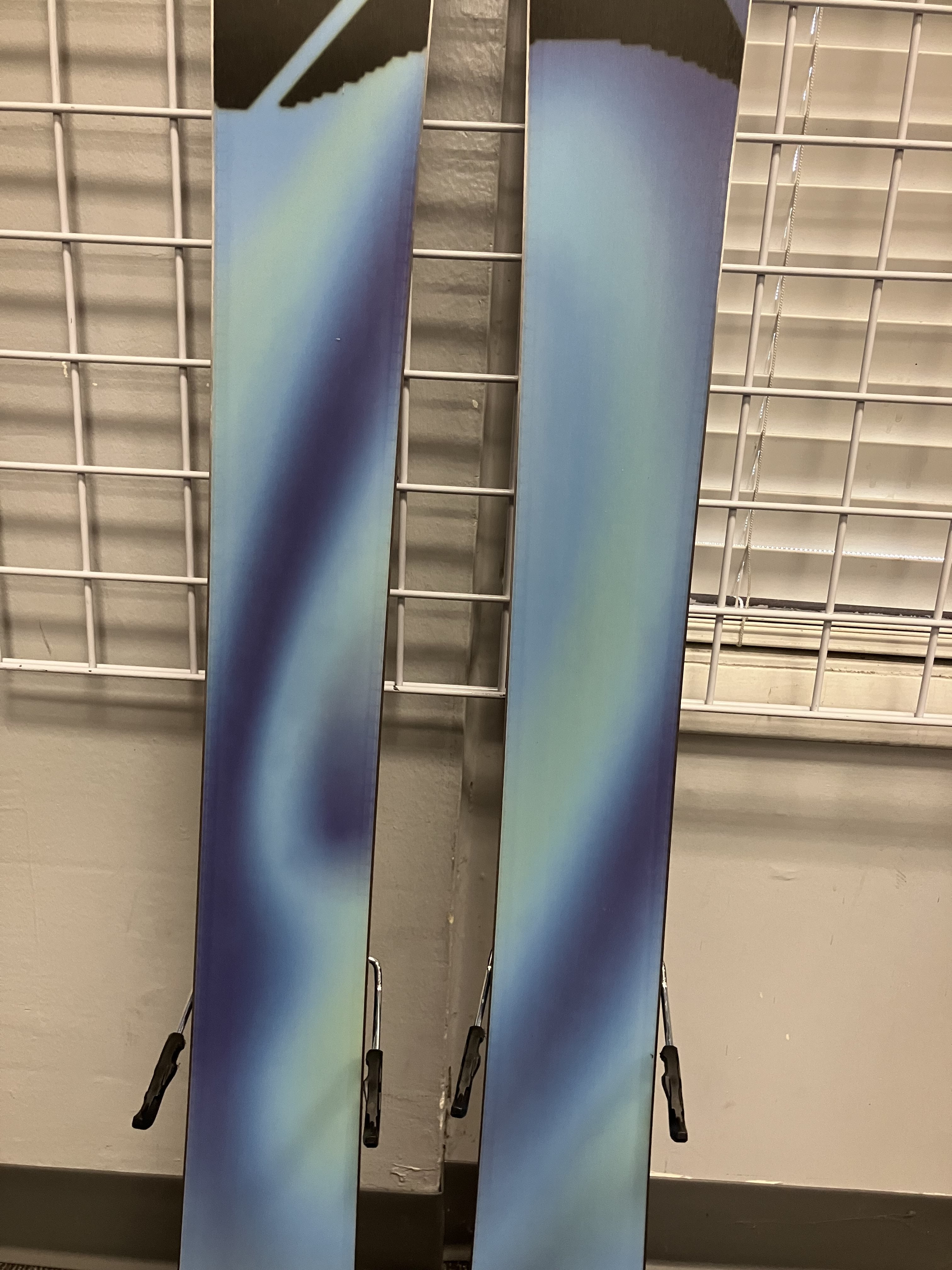 Salomon QST 100 148cm Skis w/ SALOMON NR M10 GW Demo Binding