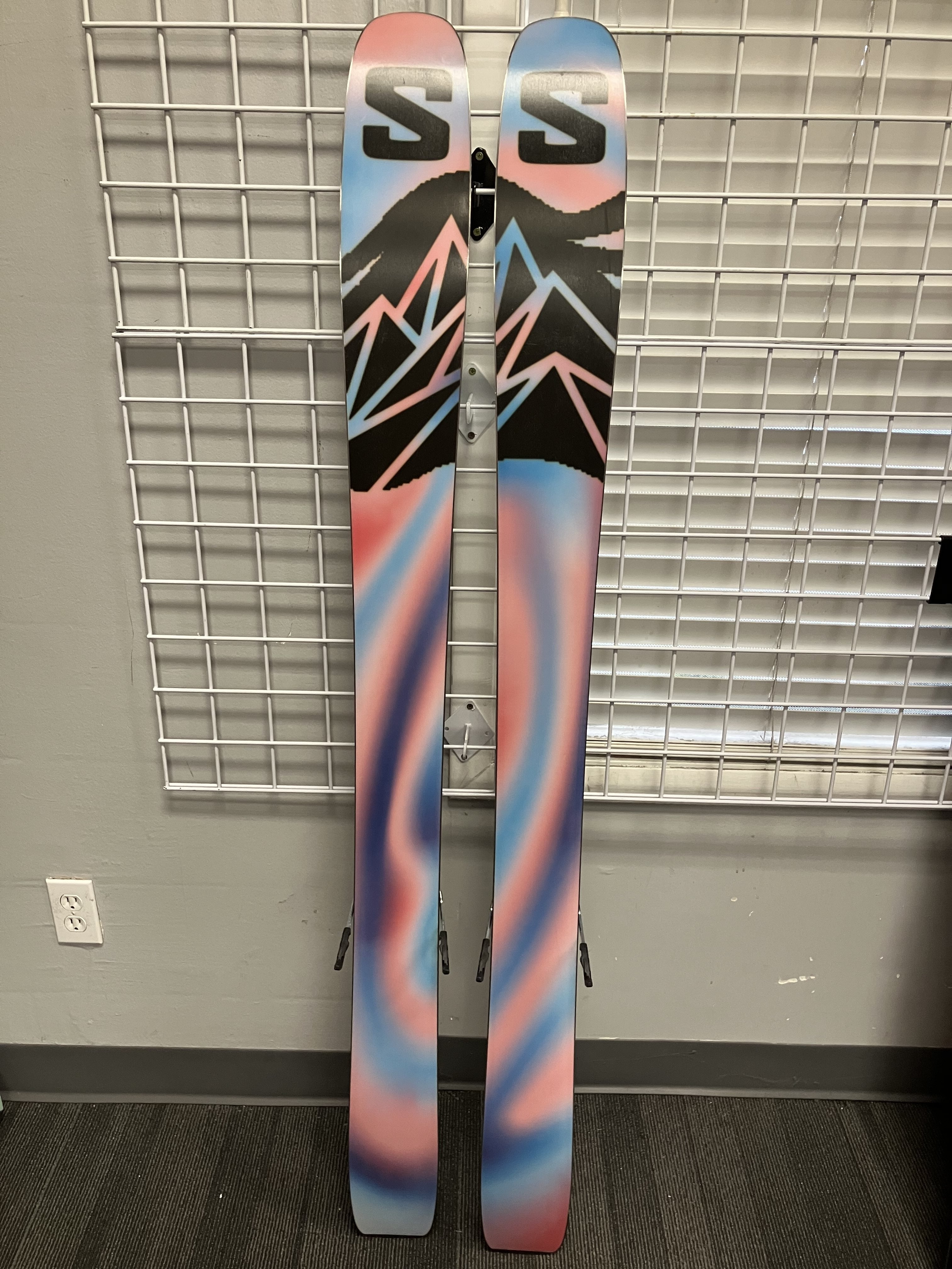 Salomon QST 106 157cm Skis w/ Salomon Strive 11 Binding- Lightly Used 2026