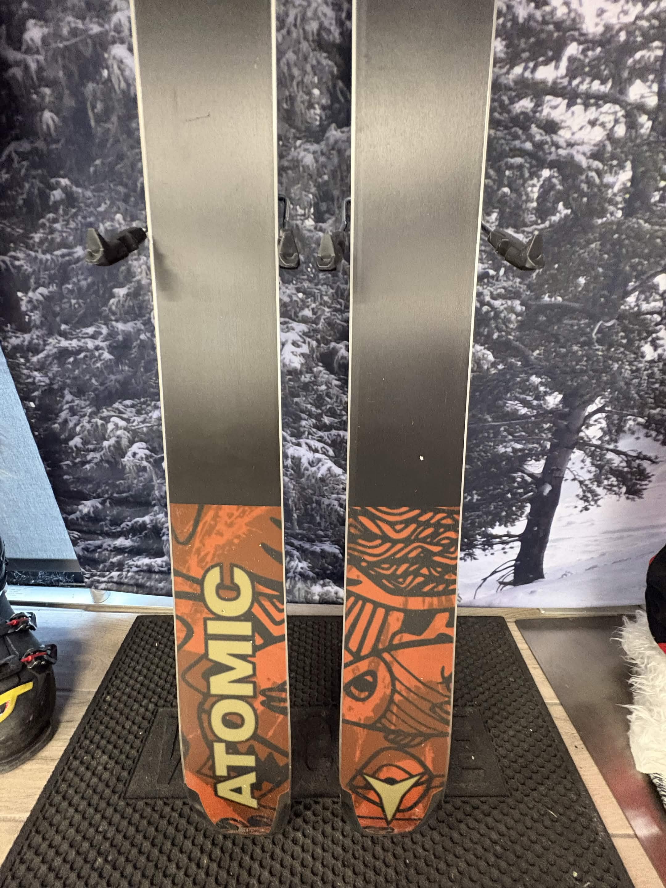 Atomic Bent Chetler 100 186cm Skis w/ ATOMIC NR Strive 11 GW ATO Demo Binding - New 2027