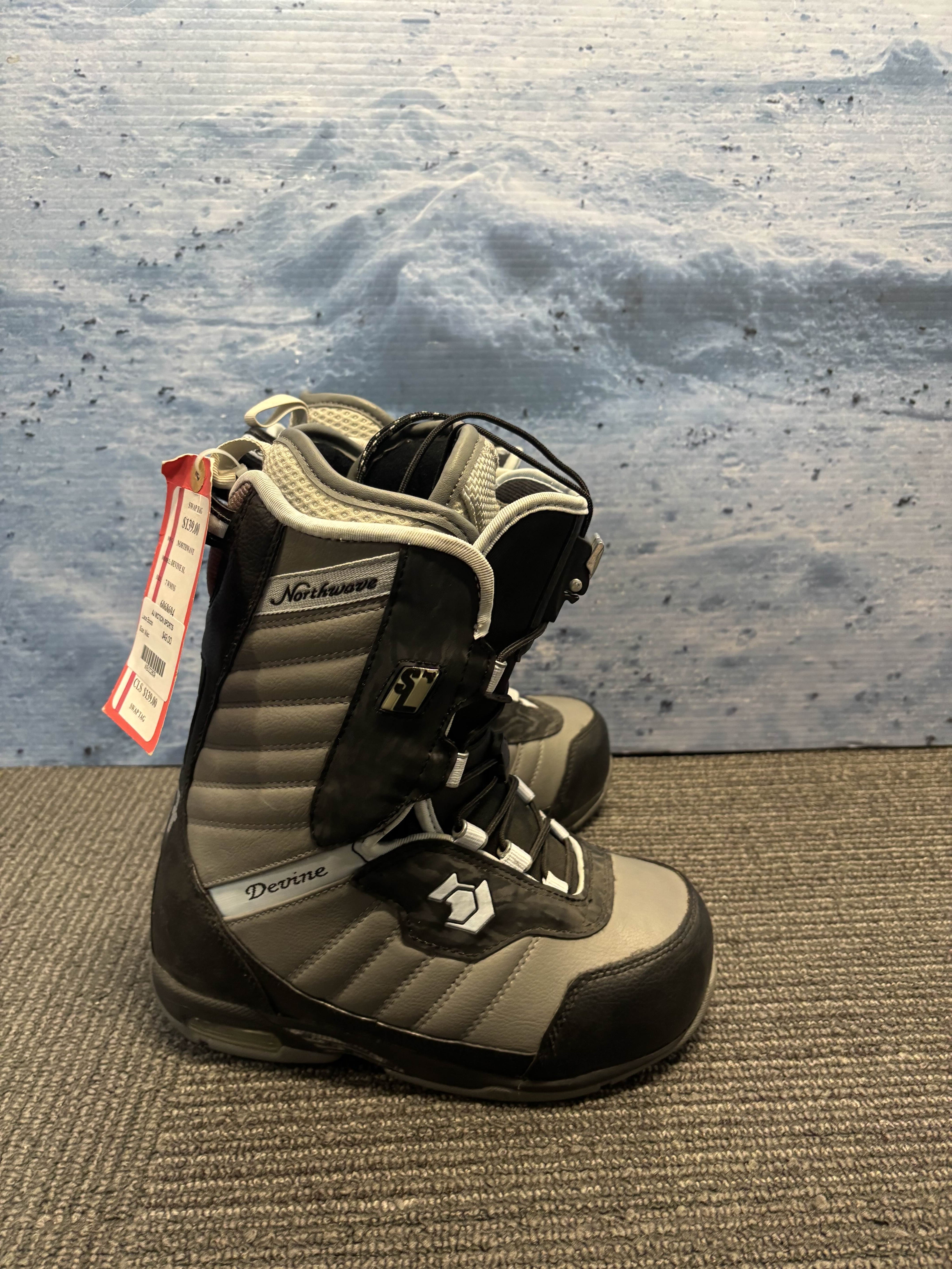 New Northface Devine Lace up 24.5 Snowboard Boots