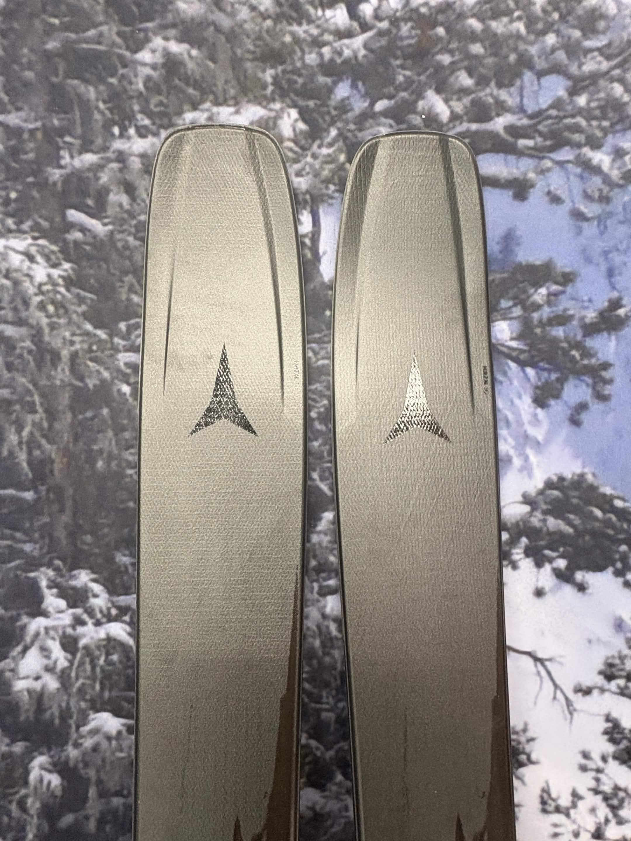 New 2027 Atomic Maverick 96 CTI 165cm Skis w/ Atomic NR Strive 11 GW ATO Demo Binding