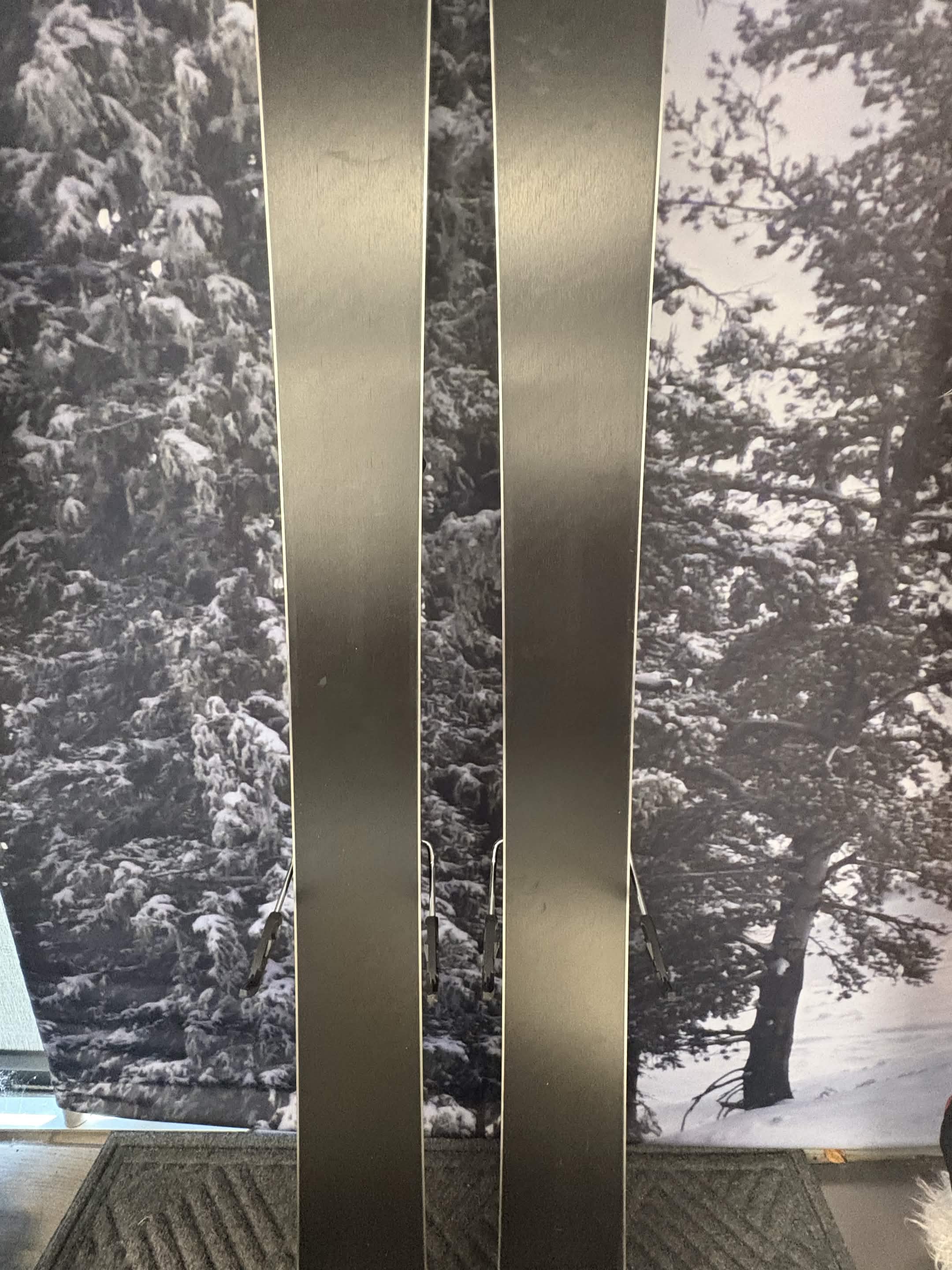 New 2027 Atomic Maverick 96 CTI 165cm Skis w/ Atomic NR Strive 11 GW ATO Demo Binding