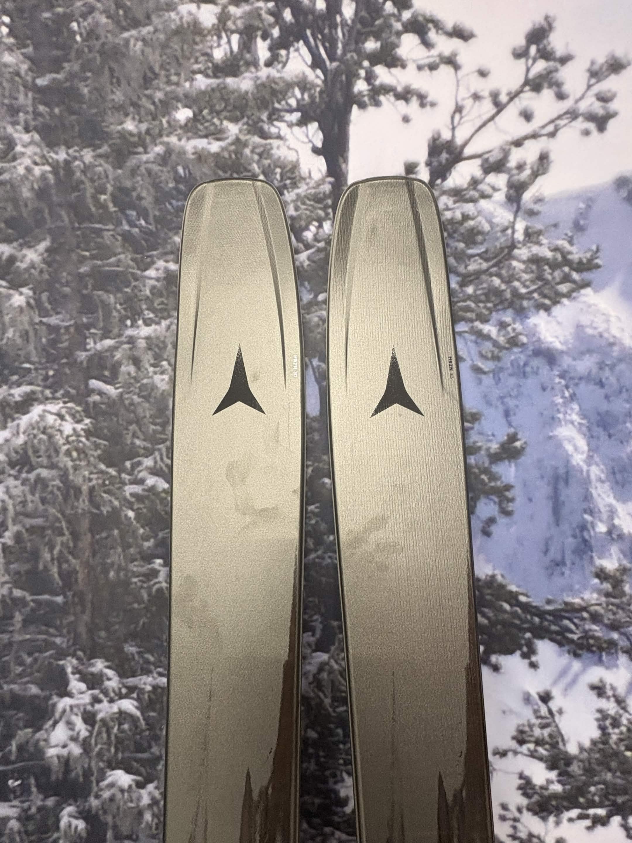 New 2027 Atomic Maverick 96 CTI 179cm Skis w/ ATOMIC NR Strive 13 GW ATO Demo Binding
