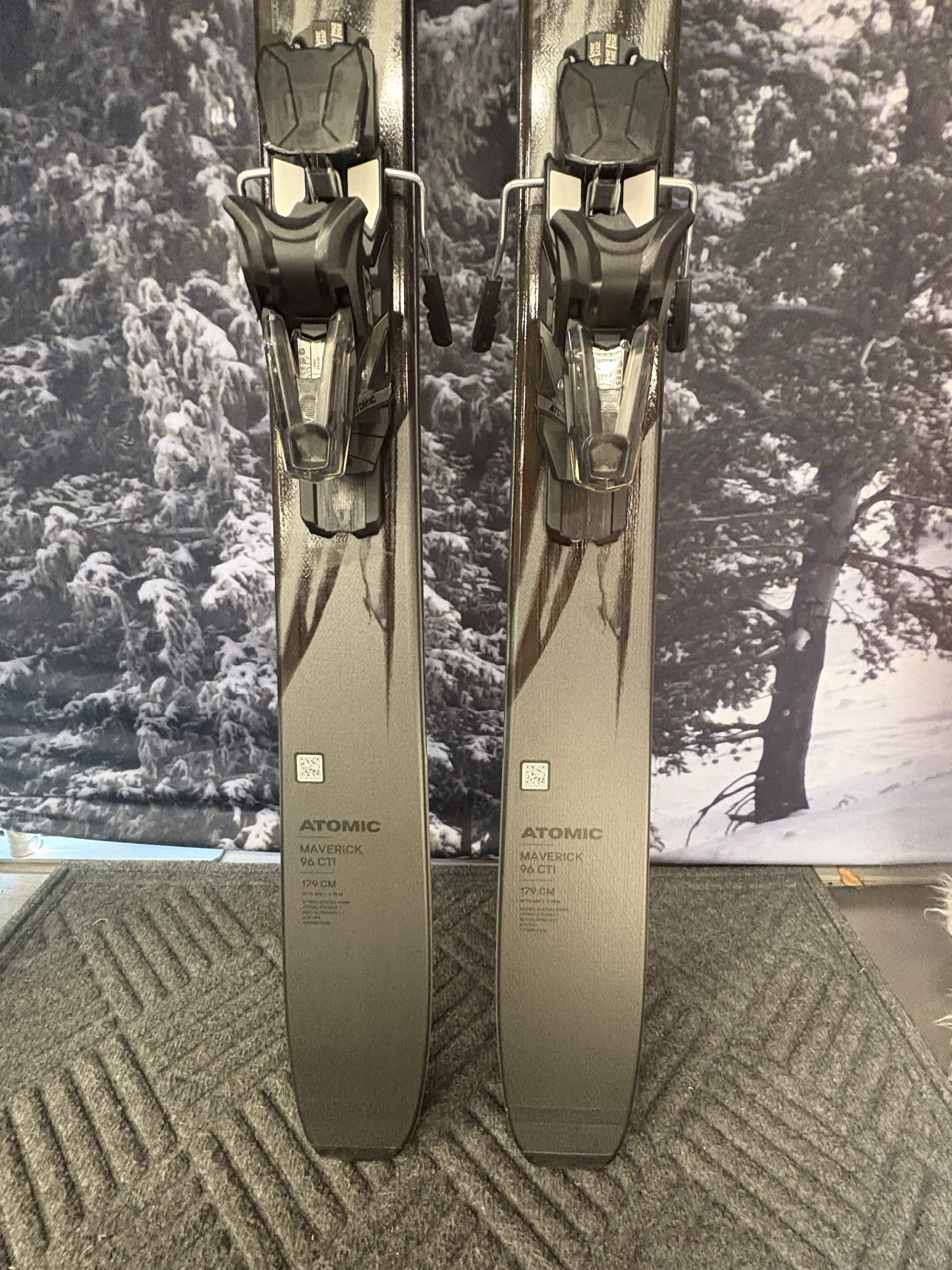 New 2027 Atomic Maverick 96 CTI 179cm Skis w/ ATOMIC NR Strive 13 GW ATO Demo Binding