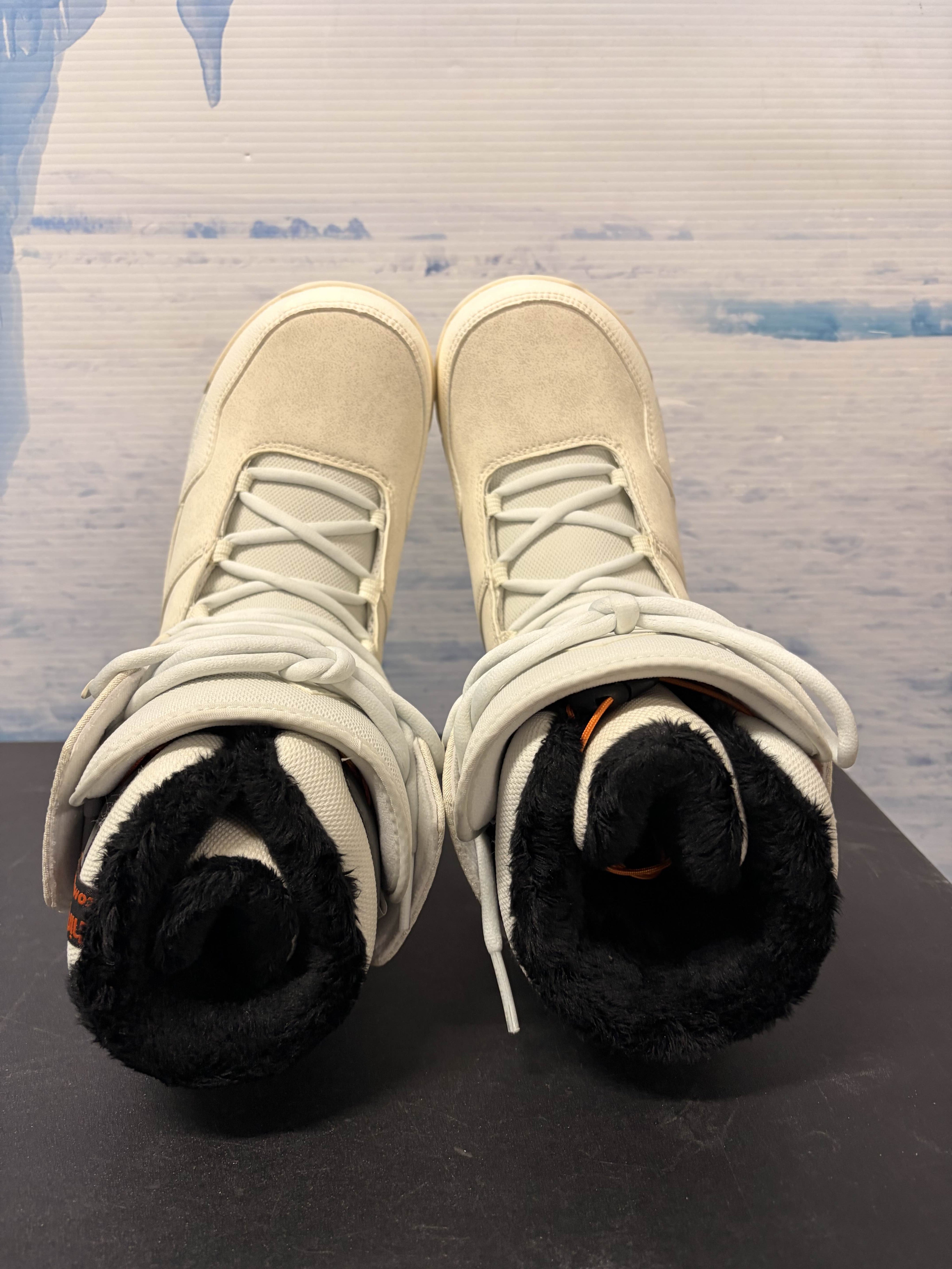 Lightly Used 2026 Thirtytwo W's Shifty Lace Bone Women's Snowboard Boot - 7W US