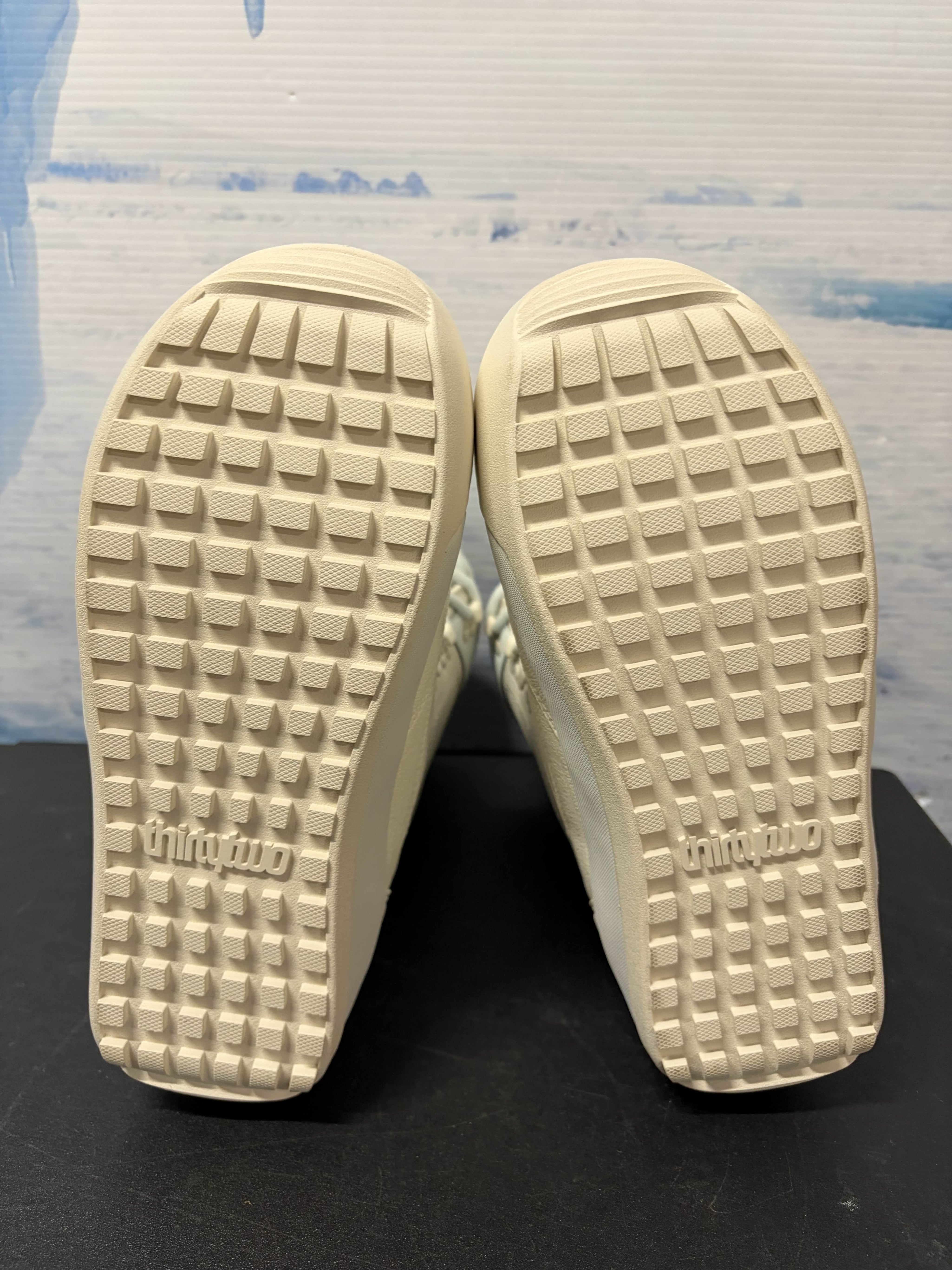 Lightly Used 2026 Thirtytwo W's Shifty Lace Bone Women's Snowboard Boot - 7W US