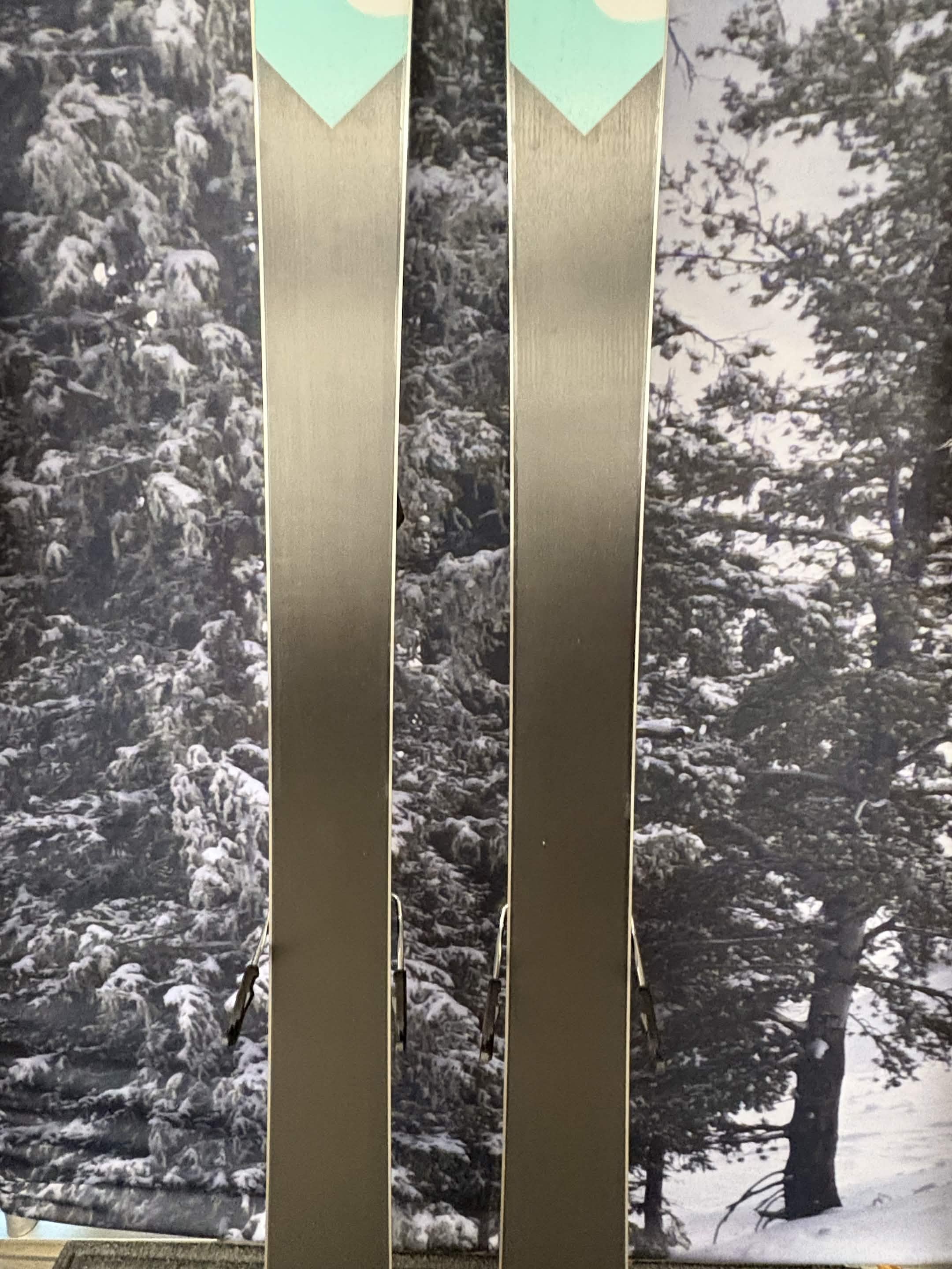 Black Crows Captis Birdie 160cm Skis w/ ATOMIC NR Strive 11 GW ATO Demo Binding - New 2027
