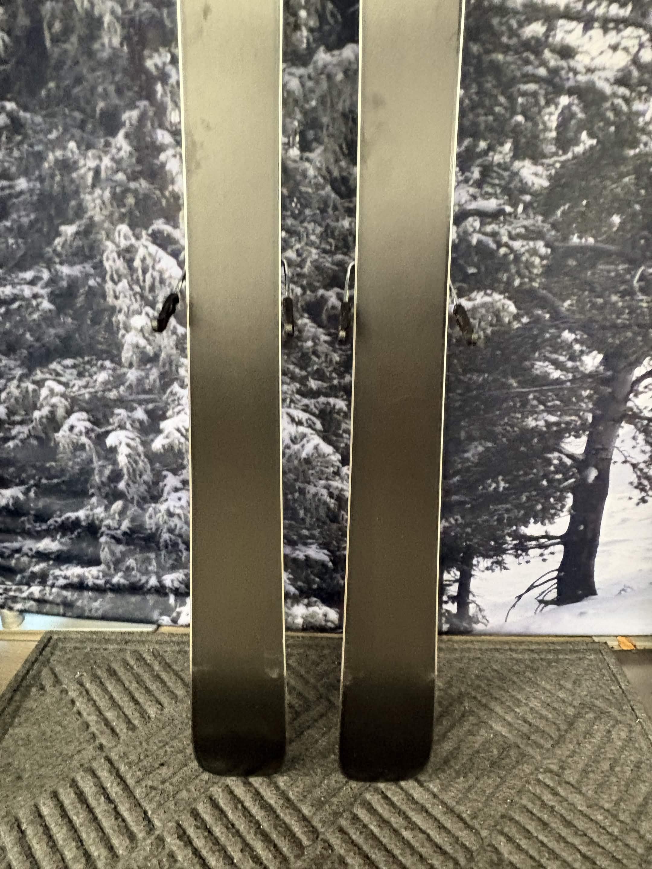 Black Crows Captis Birdie 166cm Skis w/ ATOMIC NR Strive 11 GW ATO Demo Binding - New 2027