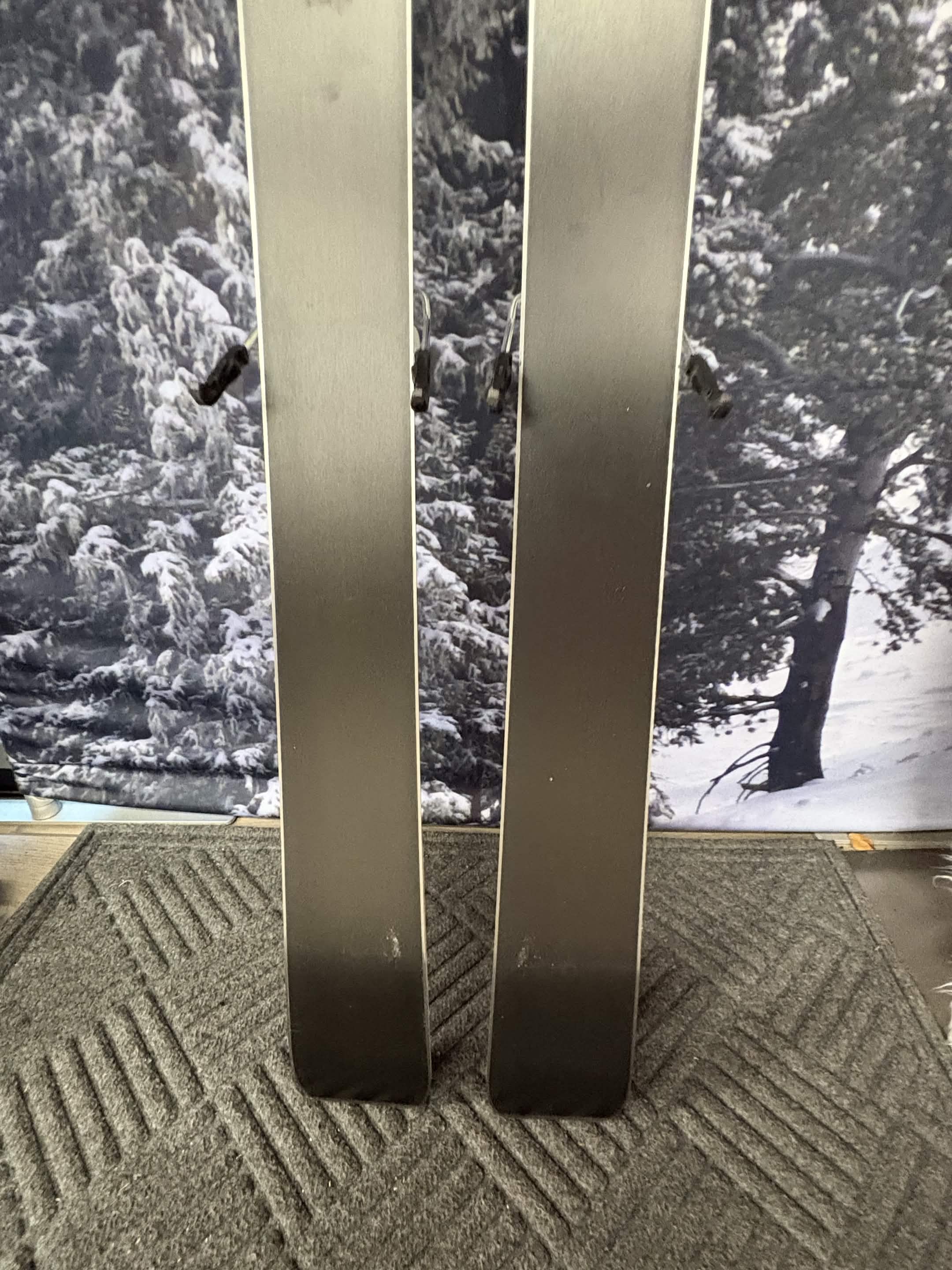 Black Crows Sato Birdie 167cm Skis w/ SALOMON M10 GW SYS SAL Demo Binding - New 2027