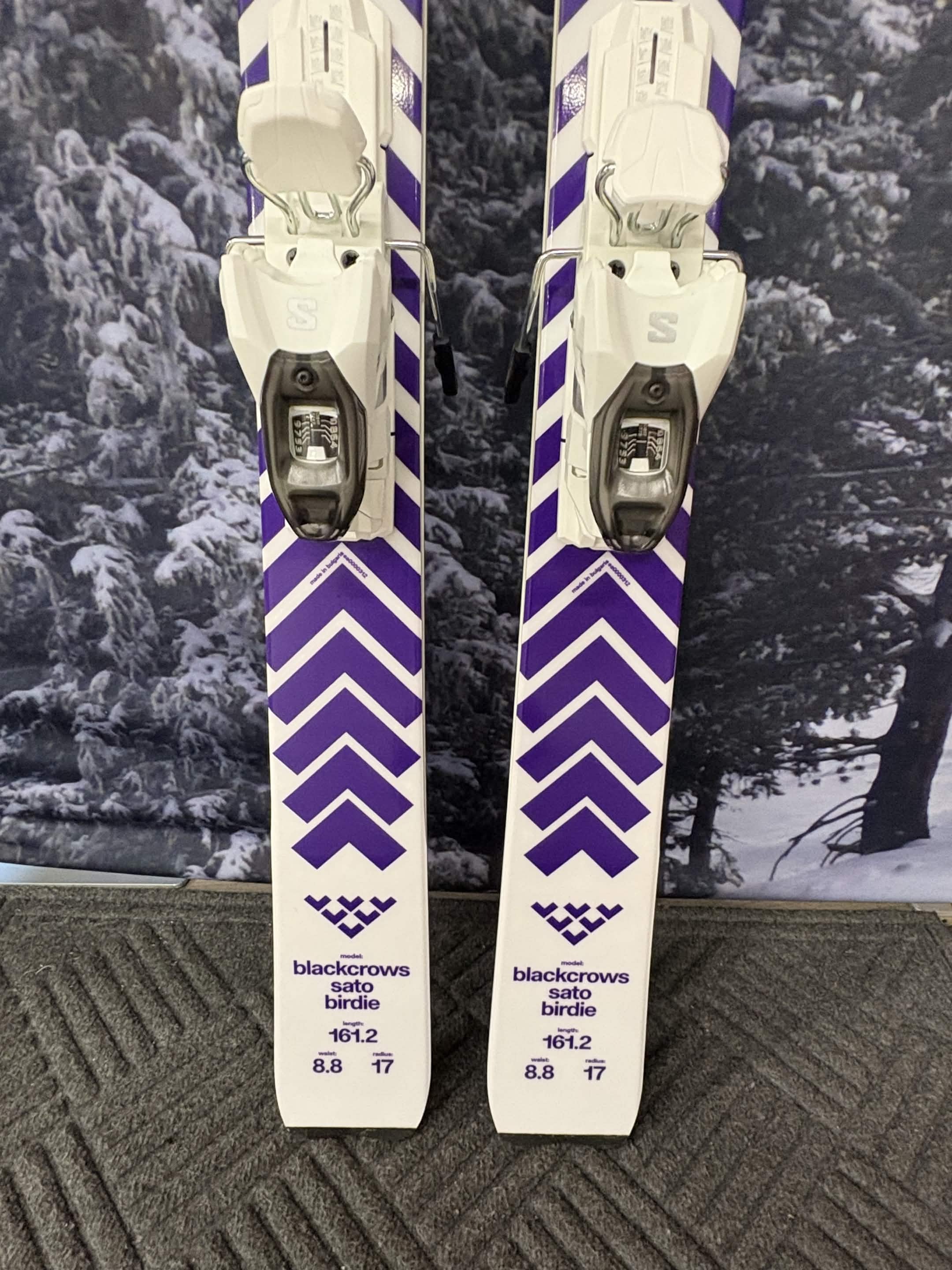 Black Crows Sato Birdie 161cm Skis w/ SALOMON M10 GW SYS SAL Demo Binding - New 2027