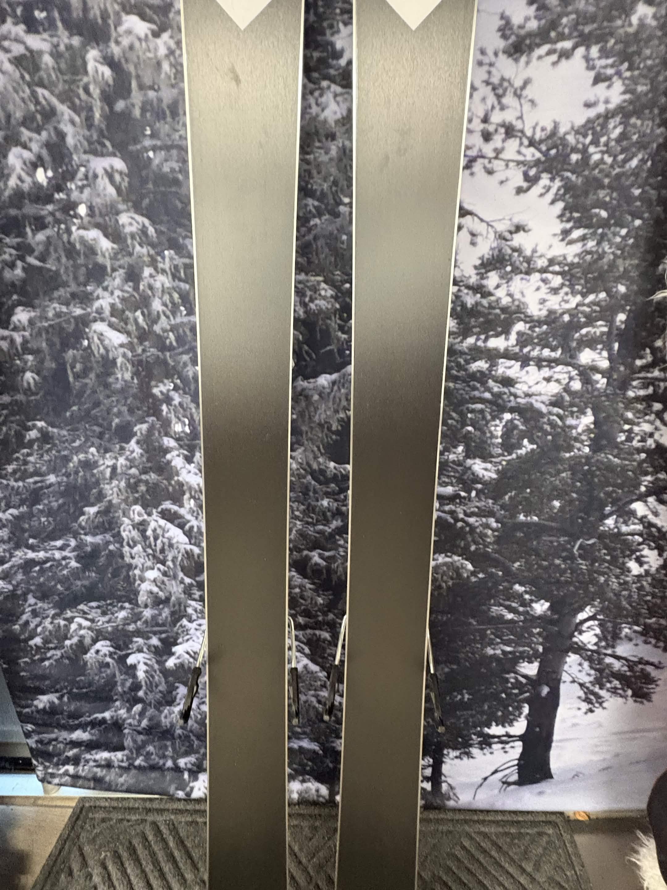 Black Crows Sato Birdie 161cm Skis w/ SALOMON M10 GW SYS SAL Demo Binding - New 2027