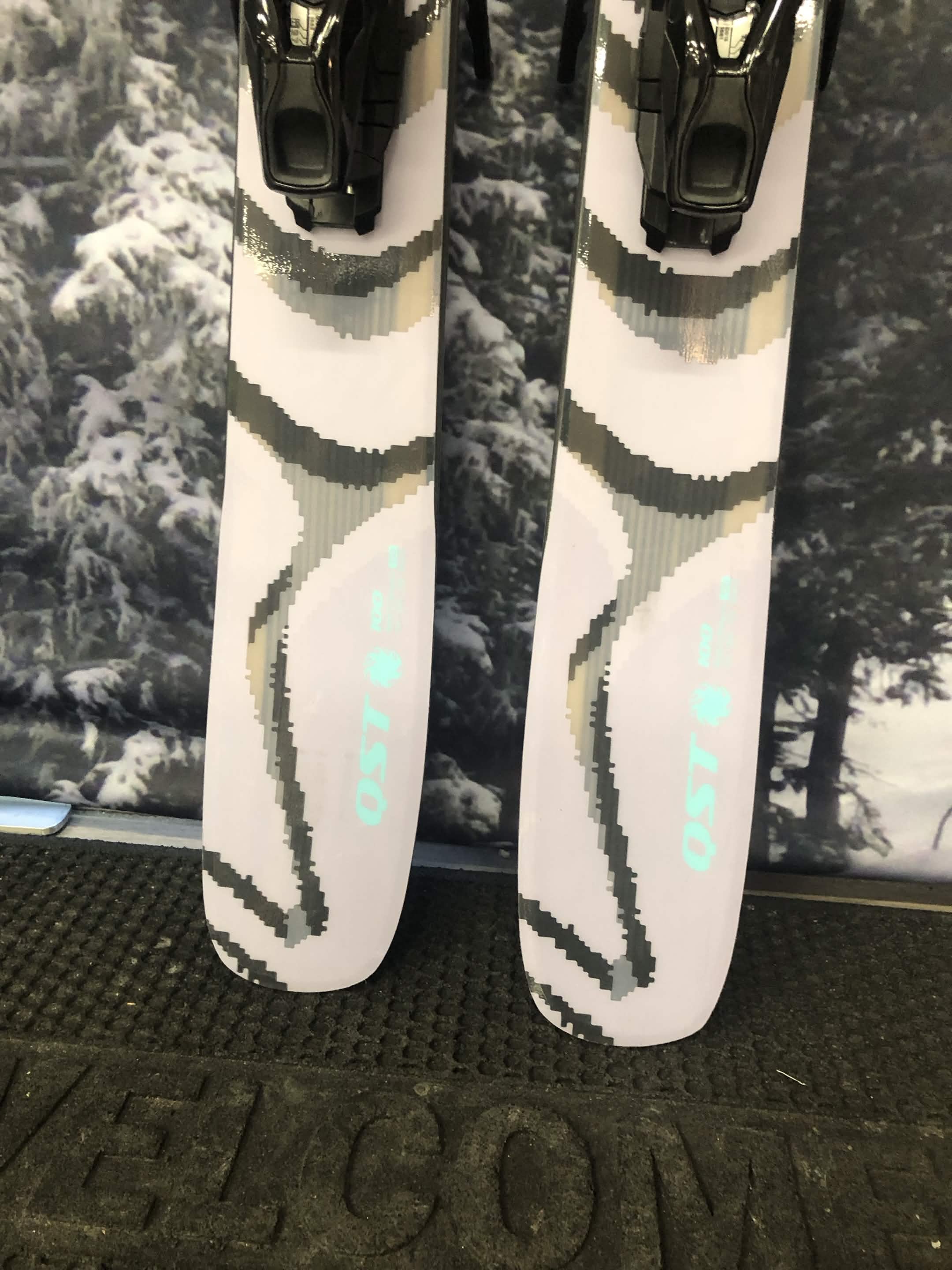New Salomon QST 100 Skis w/ Salomon NR M10 GW Demo Binding- 156cm