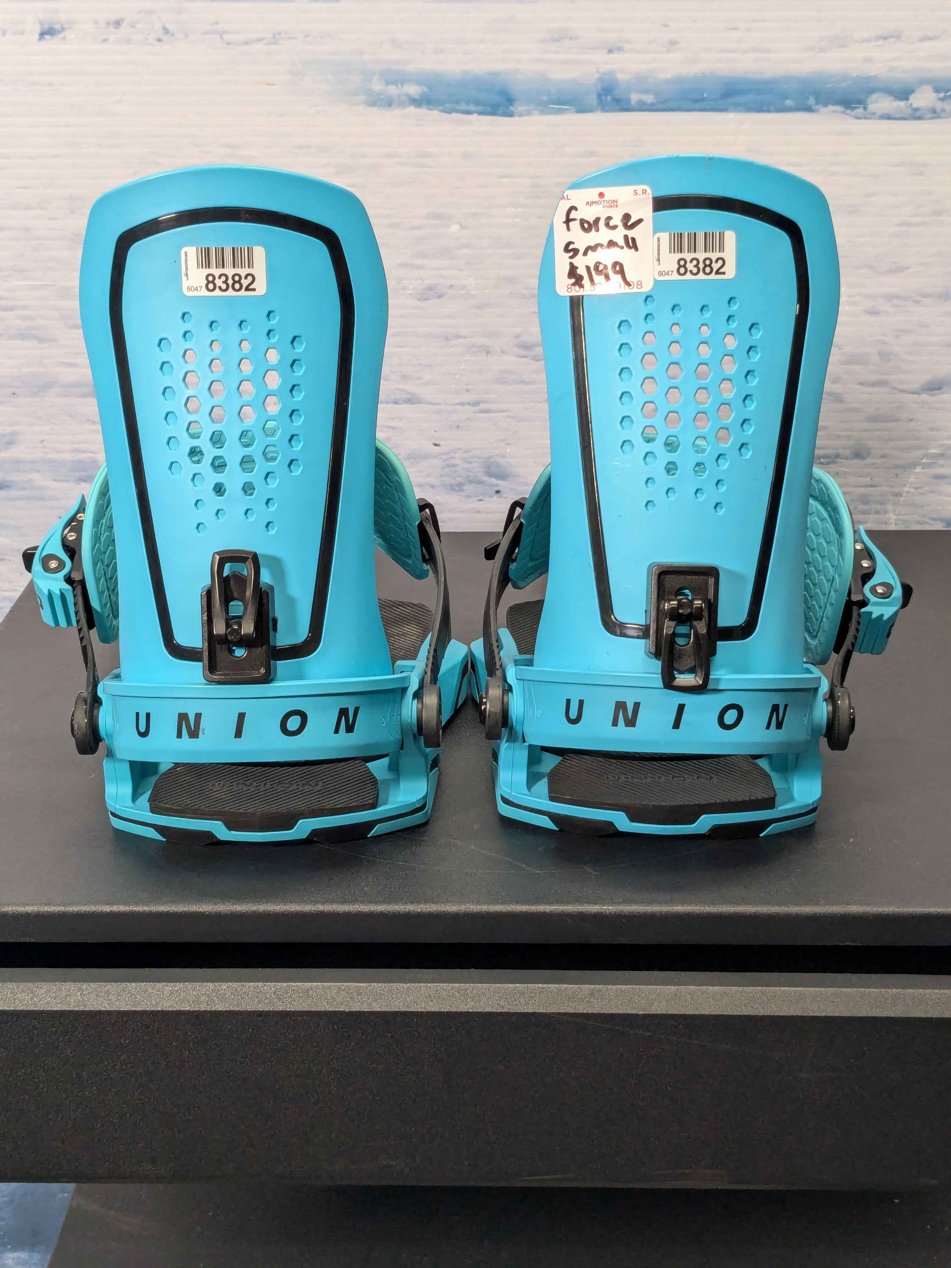 Lightly Used Union Force Small Blue Snowboard Binding