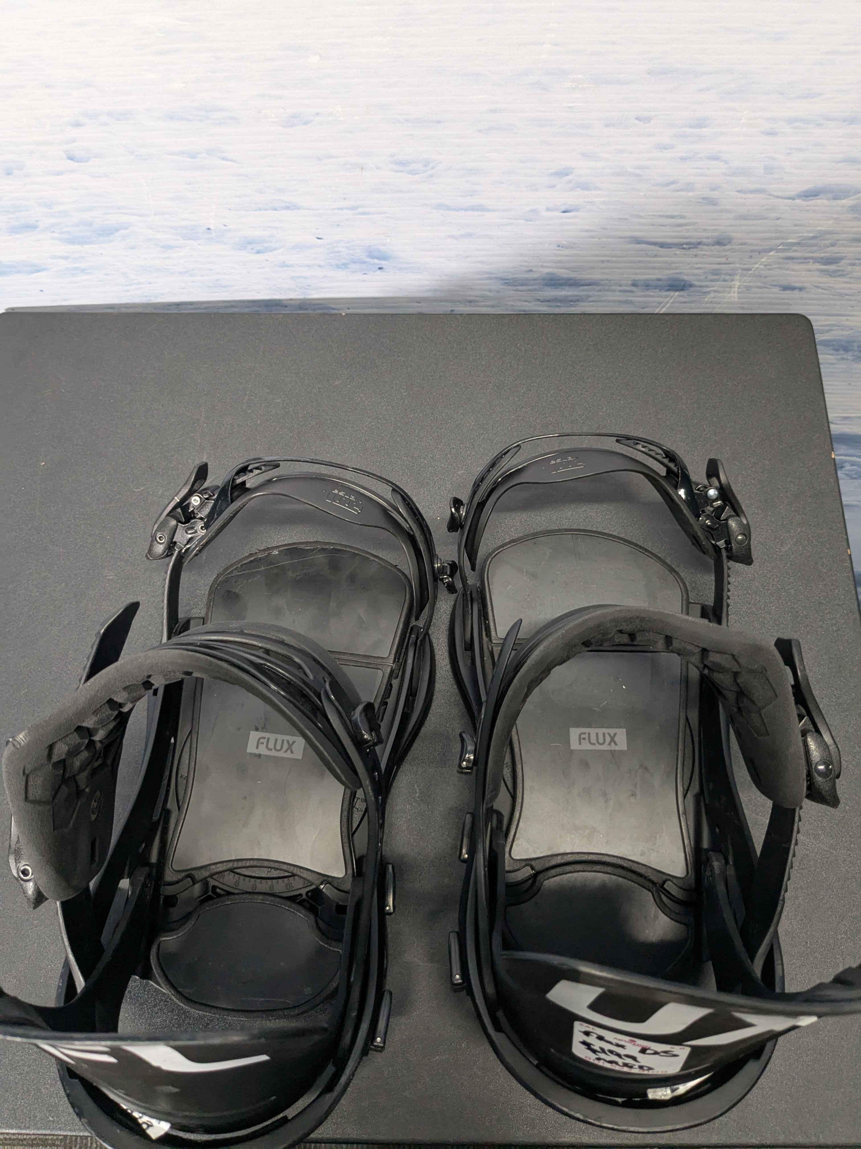 Lightly Used Flux DS Medium Black Snowboard Binding