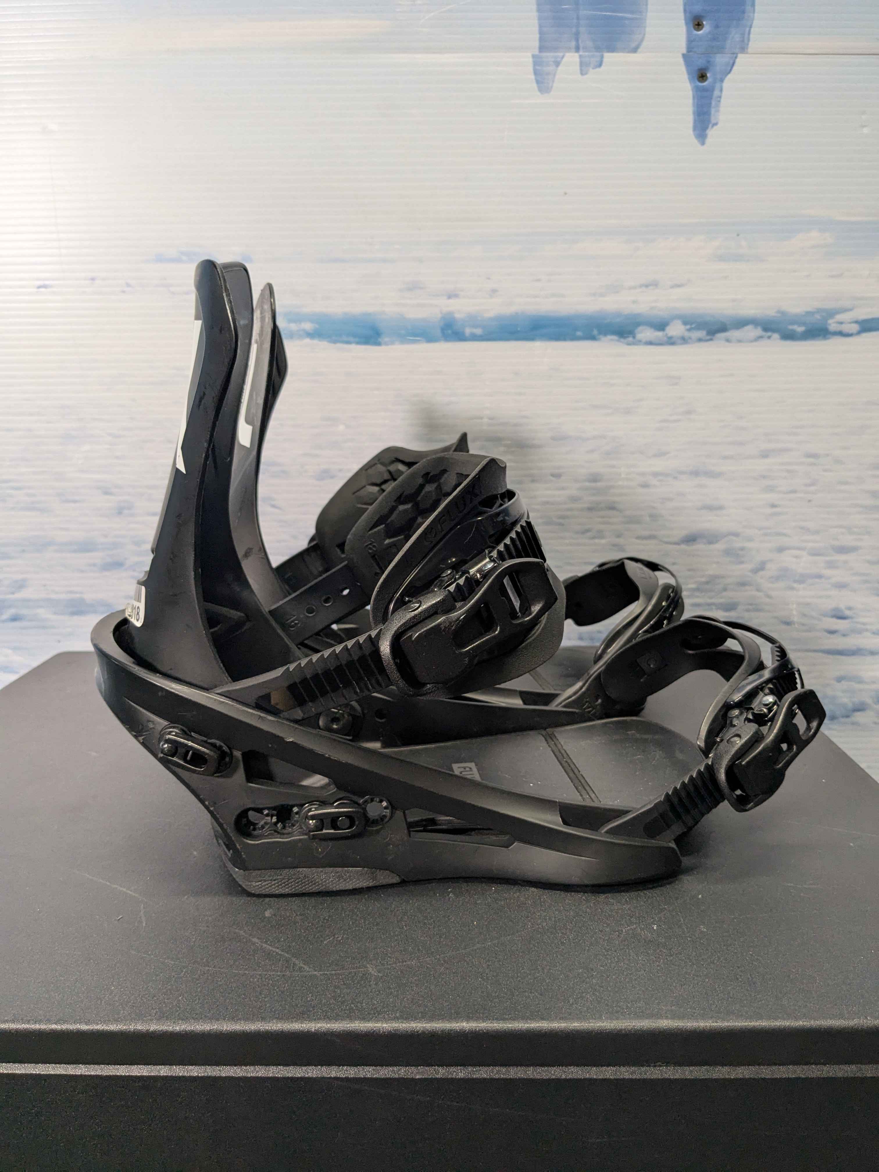 Lightly Used Flux DS Medium Black Snowboard Binding