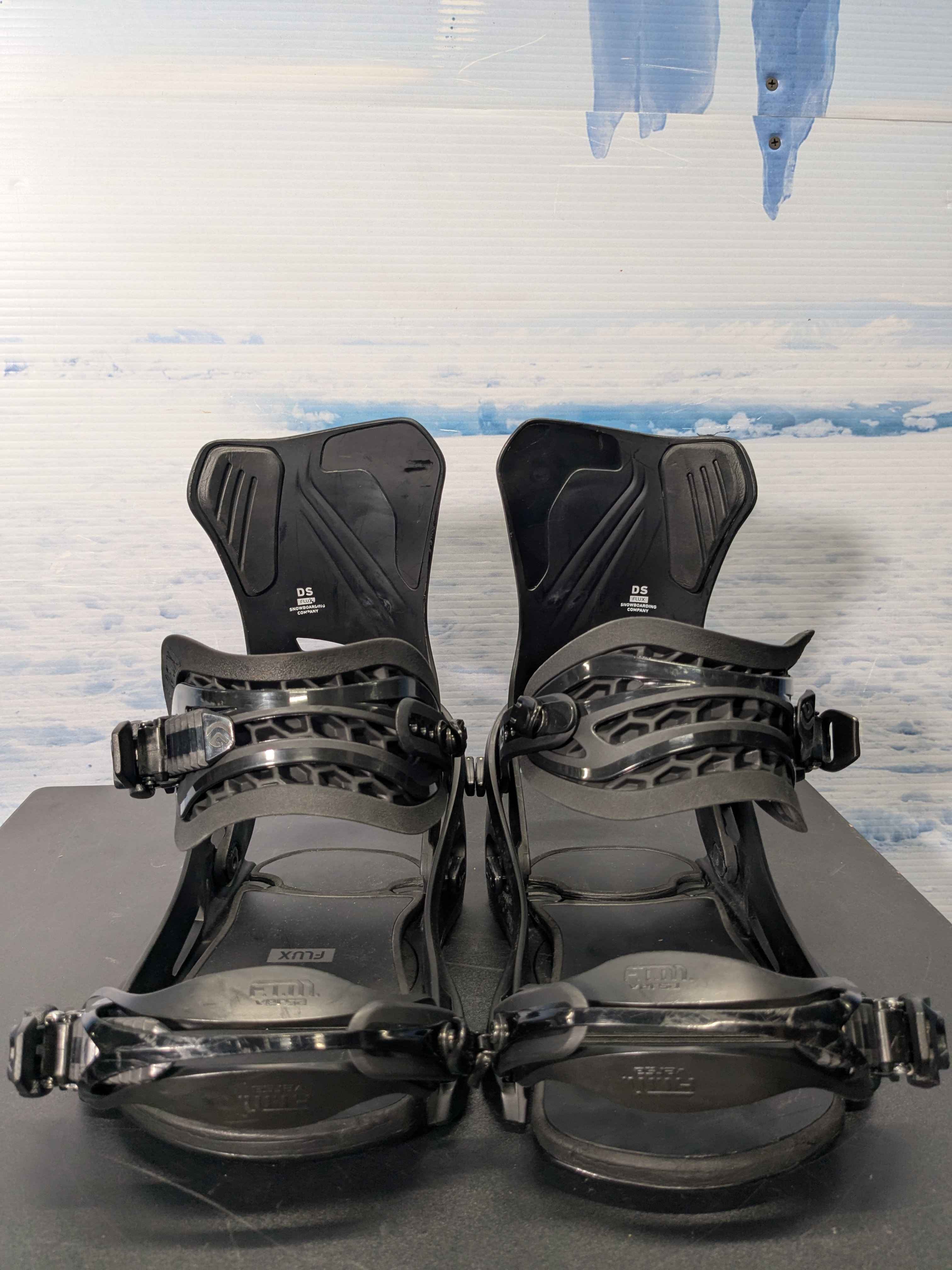 Lightly Used Flux DS Medium Black Snowboard Binding