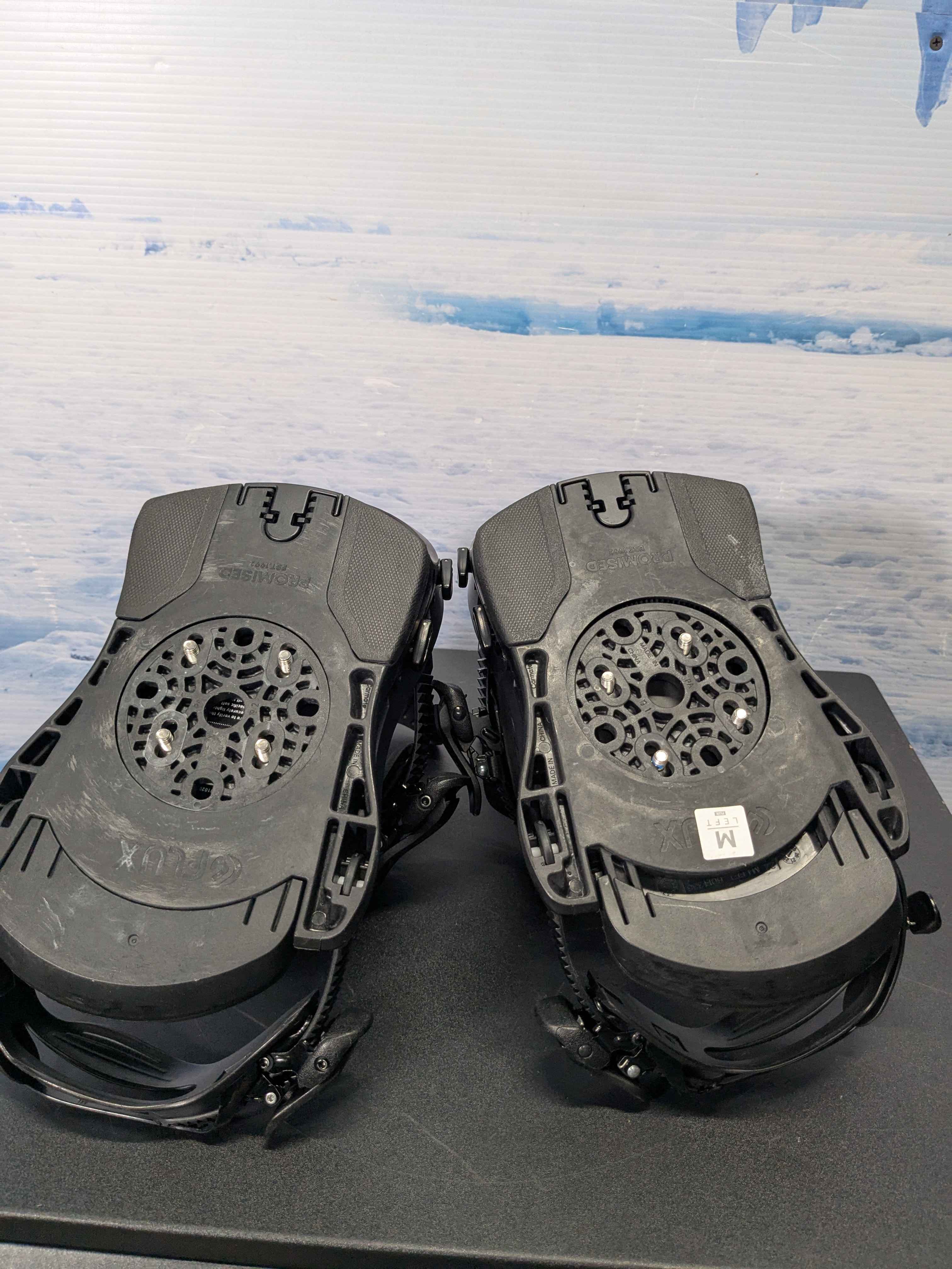 Lightly Used Flux DS Medium Black Snowboard Binding