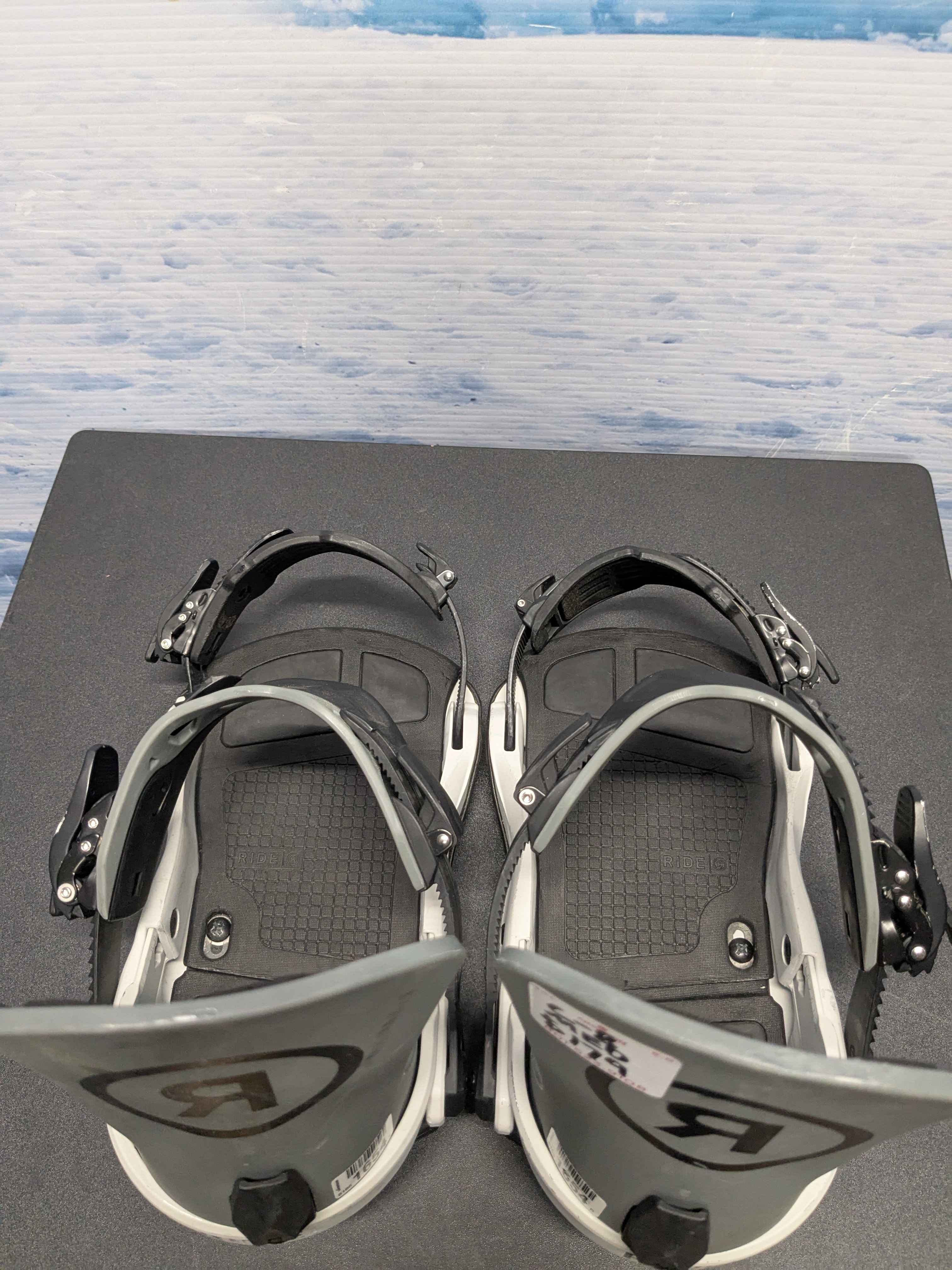 Used Ride C-8 Medium Gray/White Snowboard Binding