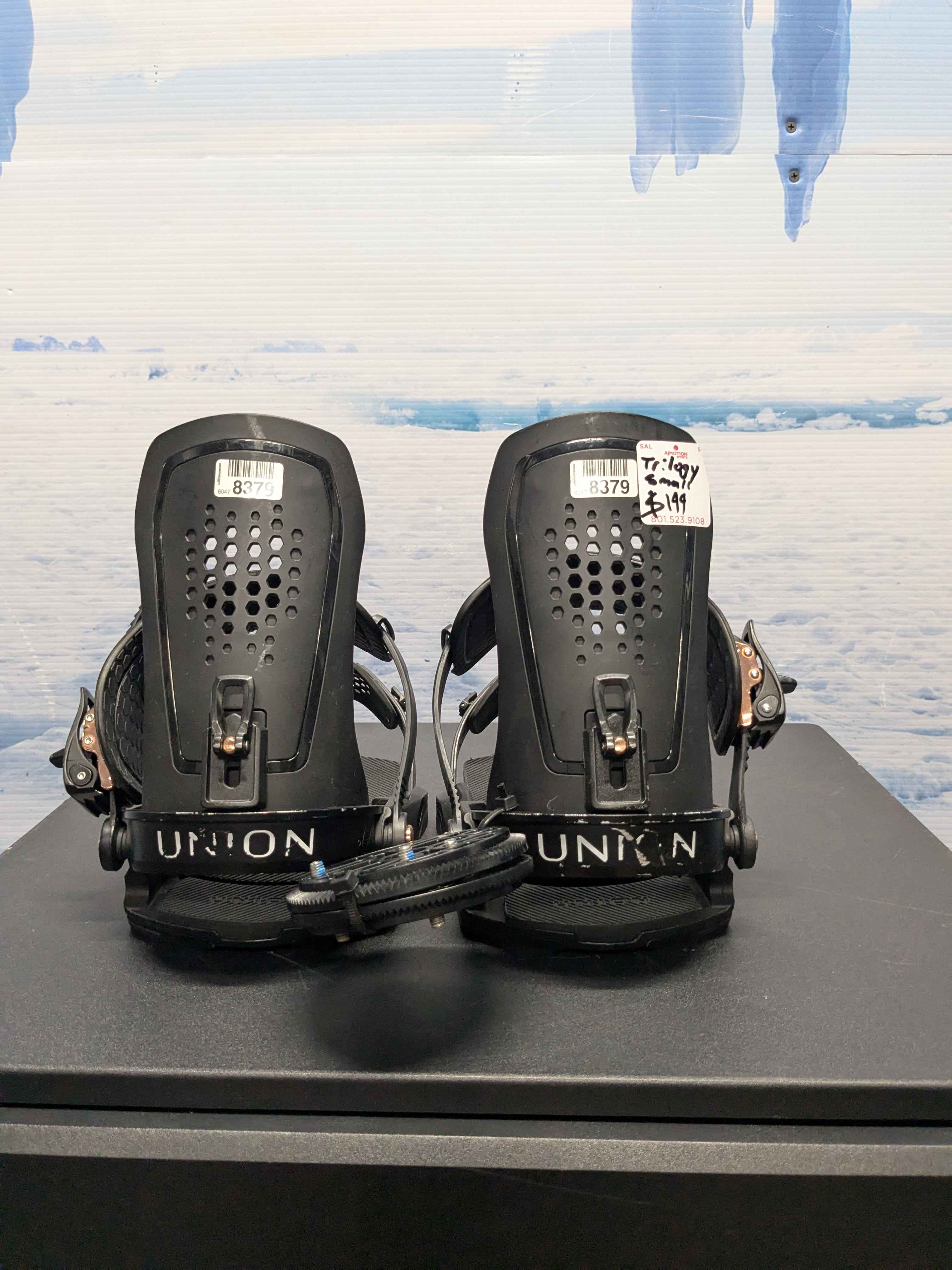 Lightly Used Union Trilogy Medium Black Snowboard Binding