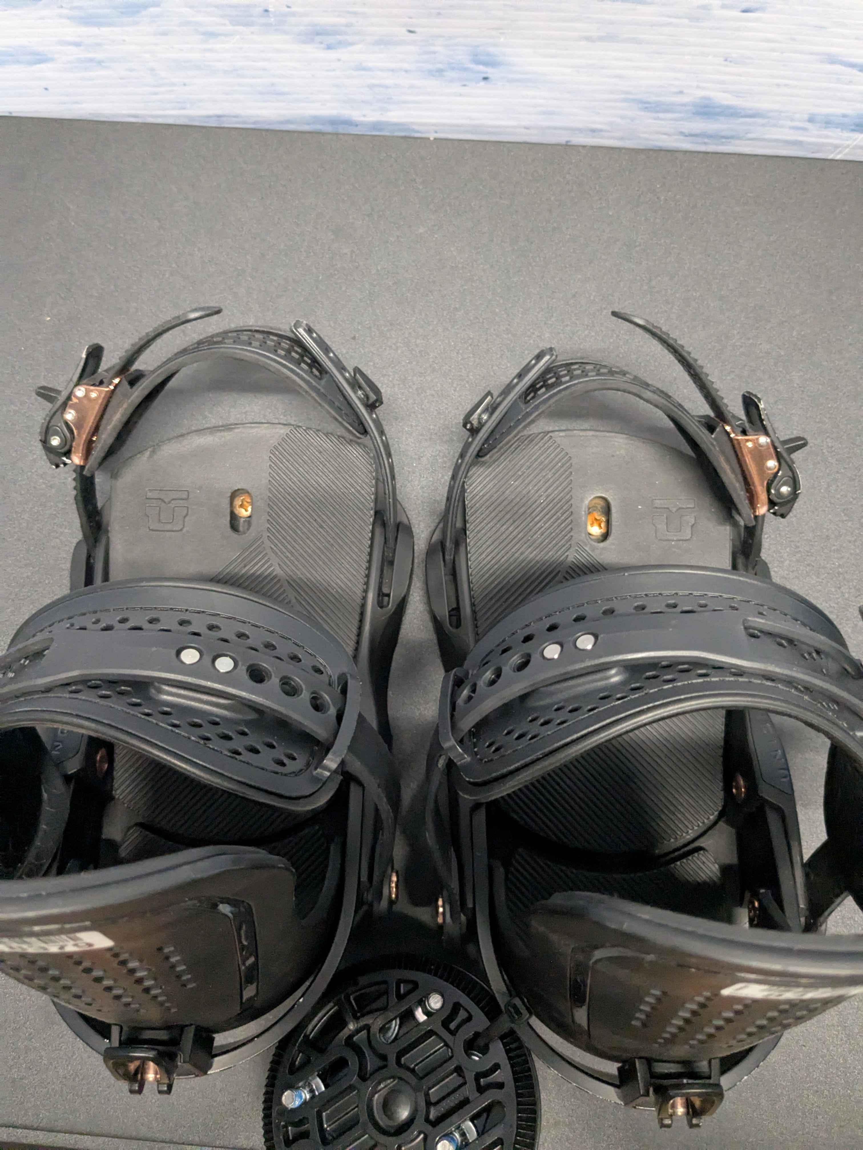 Lightly Used Union Trilogy Medium Black Snowboard Binding