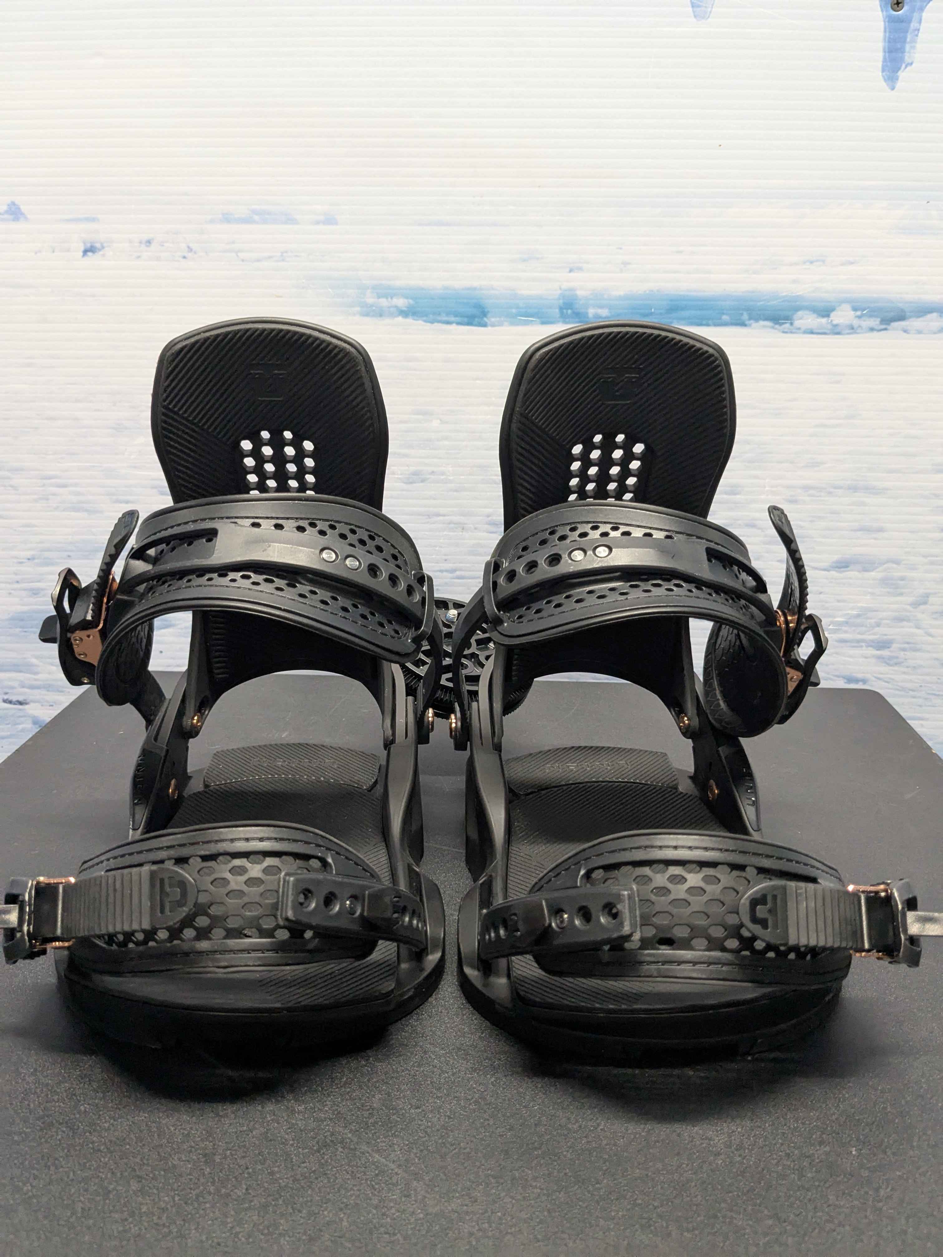 Lightly Used Union Trilogy Medium Black Snowboard Binding