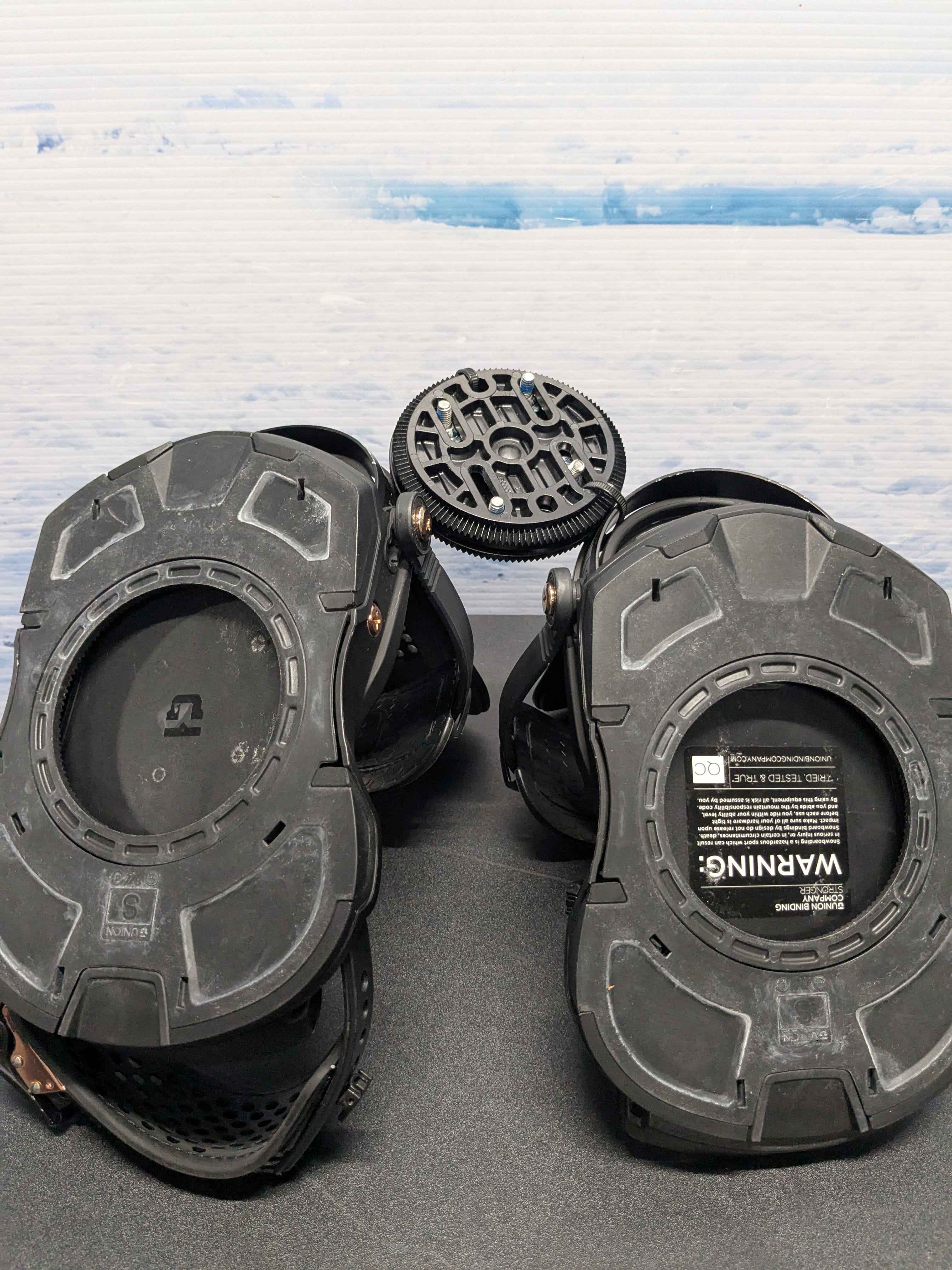 Lightly Used Union Trilogy Medium Black Snowboard Binding