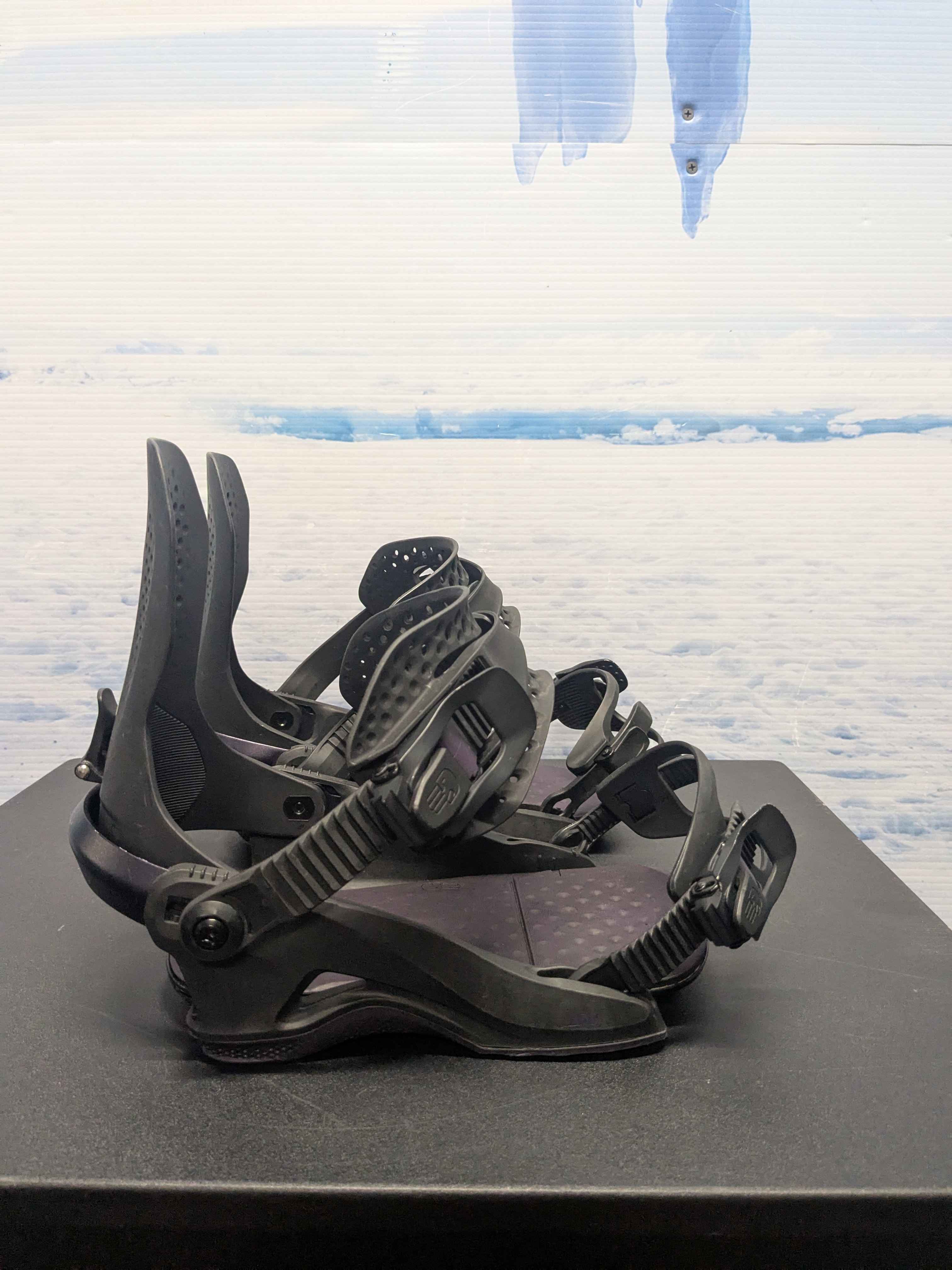 Lightly Used Bataleon Gata Small Black/Purple Snowboard Binding