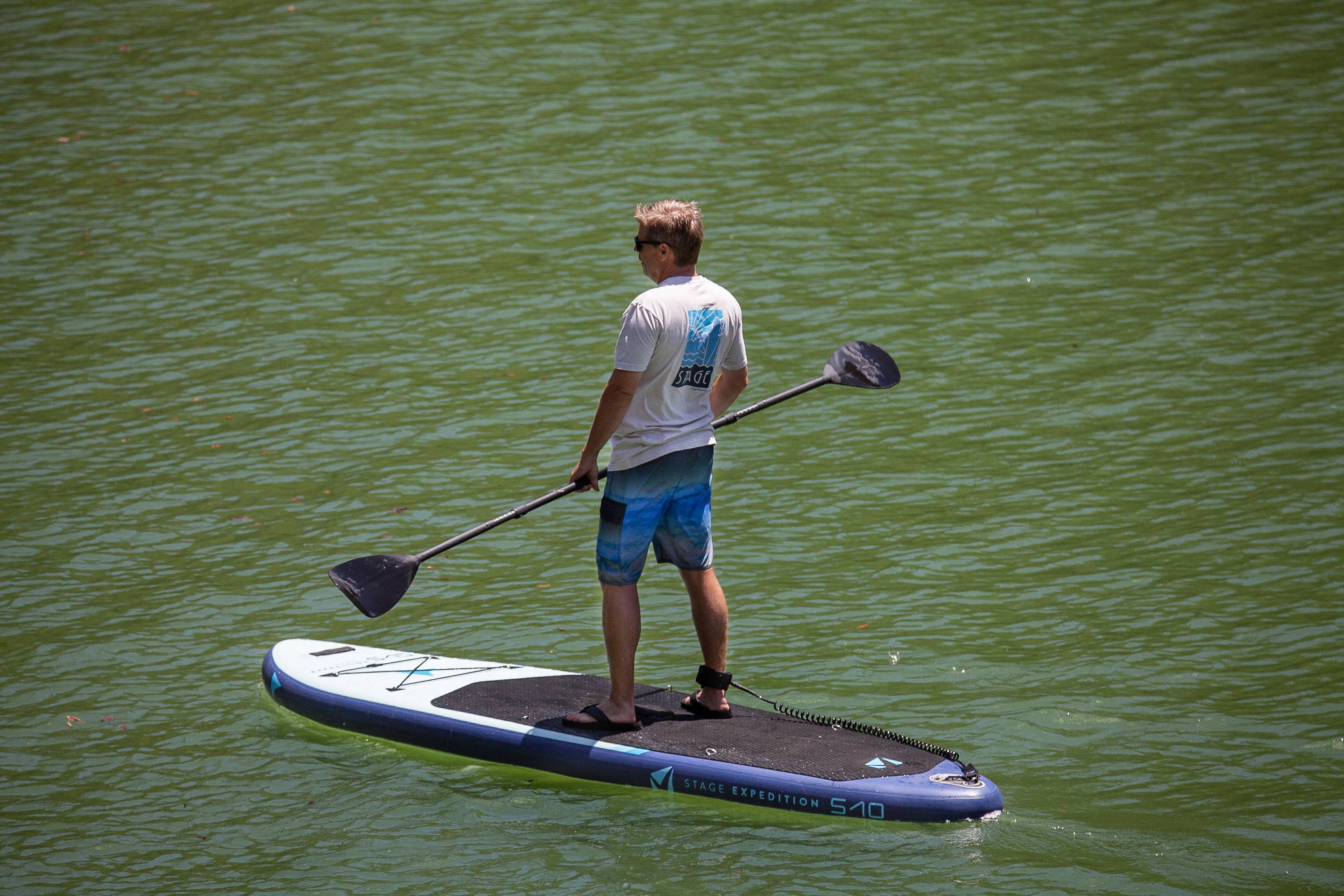 60% Carbon Fiber Composite Shaft reduces weight and adds stiffness Durable PP+Fiber Blades (a blend of polypropylene and fiberglass) Double Paddle Adjusts between 112" to 156" to fit paddlers 5'2 to 6'3 Double Paddle Weighs 3 lbs., 3 oz. Singe Paddle Adjusts from 75 inches to over 90 inches in length! Single Paddle Weighs 2 lbs, 2 oz.